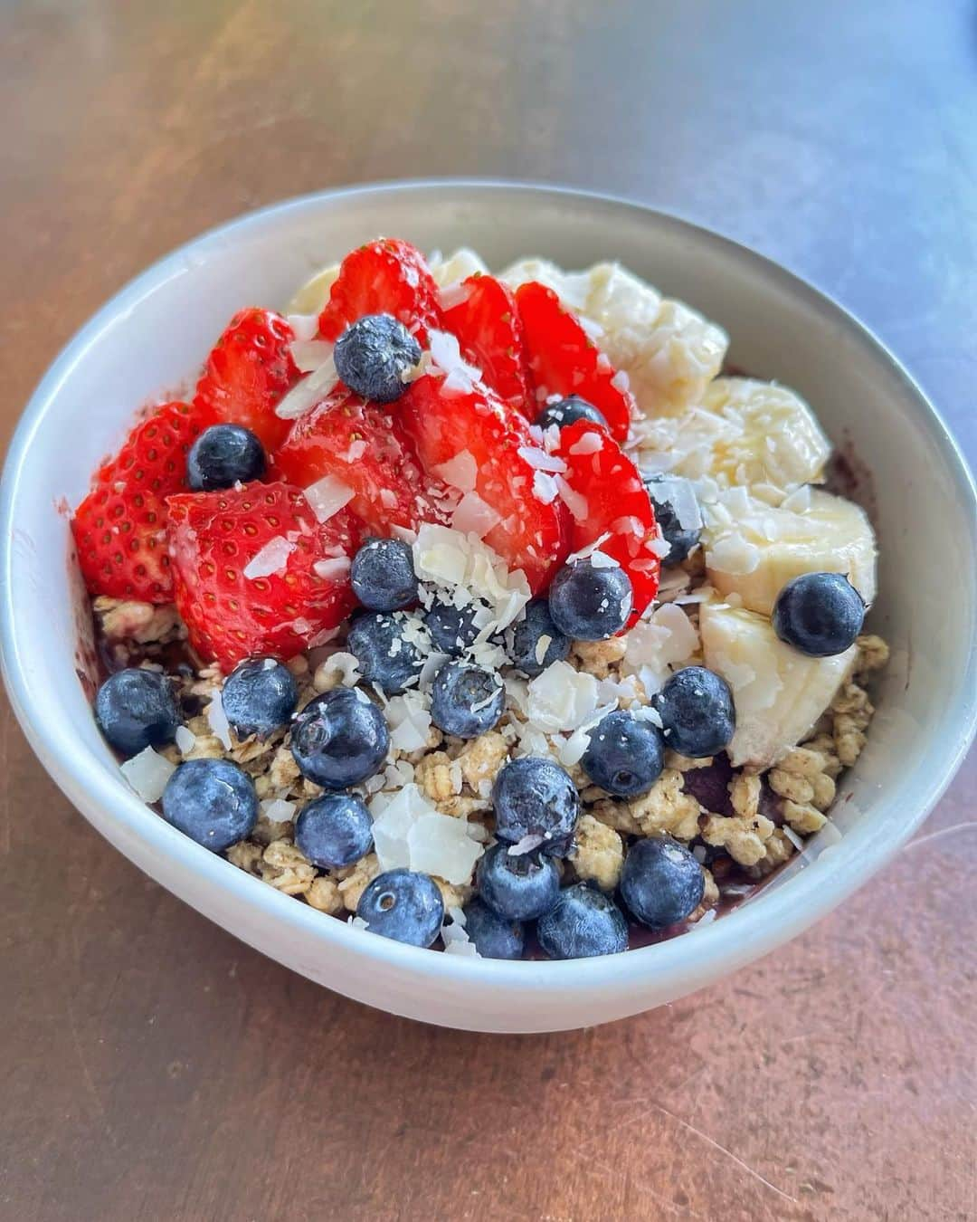 alohatable_waikikiのインスタグラム：「Look at this delicious Açaí Bowl! Blended frozen acai with soy milk. Topped with Banana, Blueberry, Strawberry with Granola, Coconut Flakes and Raw honey 🍯   SERVED AT LUNCH ONLY   #zetton #acaibowl #fruits #fresh #healthy #acaí #waikiki #aloha」