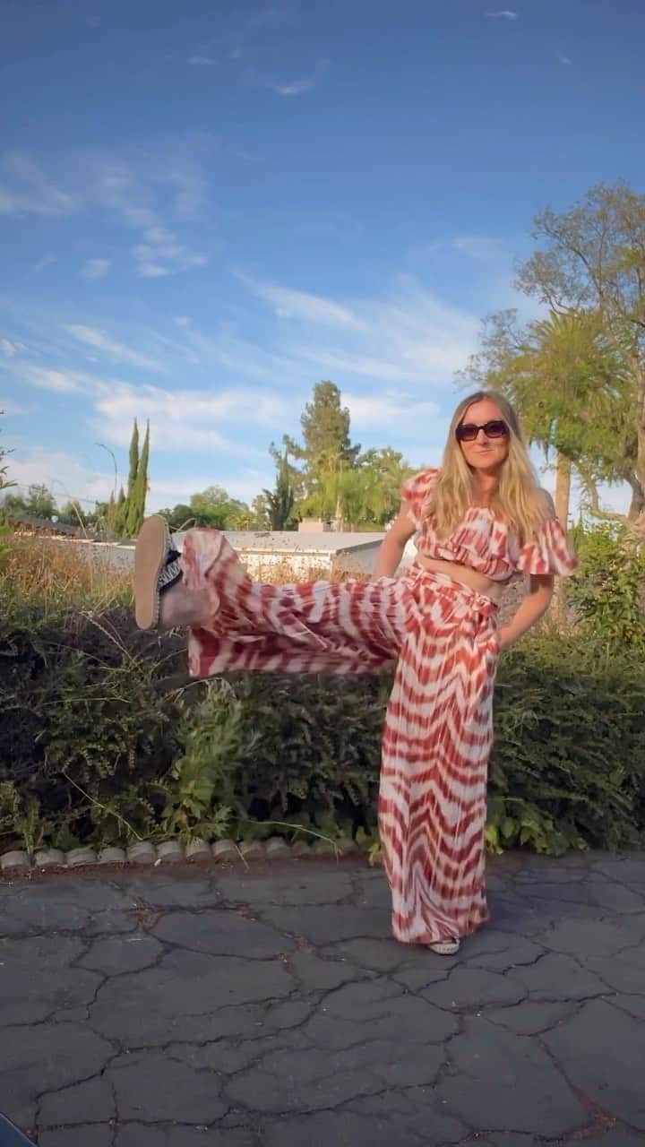 JO BAKERのインスタグラム：「“H O L D T I G H T , your slowly coming back to life… gotta keeping your head up…. “ @birdyinstagram   When lyrics ring true….   Had this outfit stuffed in the closet for 2 years, finally pulled the tags off last night and went out for a girly dinner….starting to get back to feeling like myself… it’s a slow journey but I’m working on it.   Thank you to all the incredible friends in my life who are helping me stay strong and are patient with me.  #healing #onefootinfrontoftheother #singlemomlife」