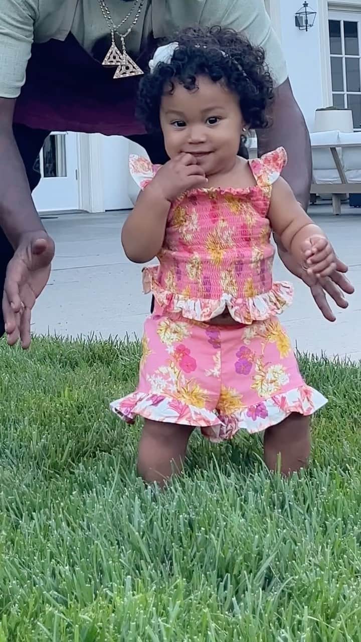 ディディのインスタグラム：「She’s standing!! #BabyLoveCombs🖤🙏🏿💫⚡️✨」
