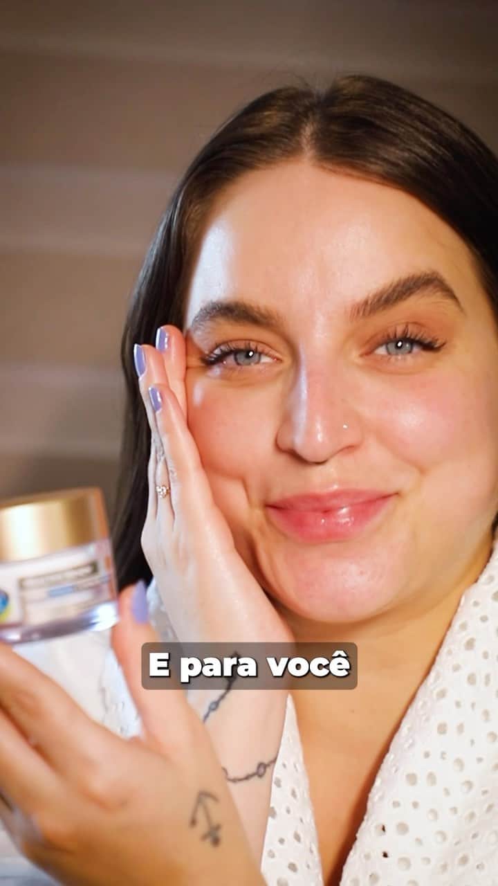 Bruna Unzuetaのインスタグラム：「O futuro chegou e sua pele agradece! Que eu amo e sou viciada na linha Healthy Renew de @cetaphilbrasil não é novidade né!? Mas vocês sabiam que Oryza Sativa é um dos componentes dessa linha? E que sua capacidade antioxidante é superior em relação a Vitamica C? Pois é, mais uma razão para vocês conhecerem!!! Assim eu previno as rugas finas, deixo meu rosto hidratado, mais iluminado, firme e uniforme! #CetaphilBrasil  #CetaphilHealthyRenew #HealthyRenew . . . . . Hetharia GE, el al. Antioxidant extraction based on black rice (Oryza Sativa L. Indica) to prevent free radical. IOP Publishing. IOP Conf. Series: Materials Science and Engineering 823 (2020) 012002 doi: 10.1088/1757-899X/823/1/012002」