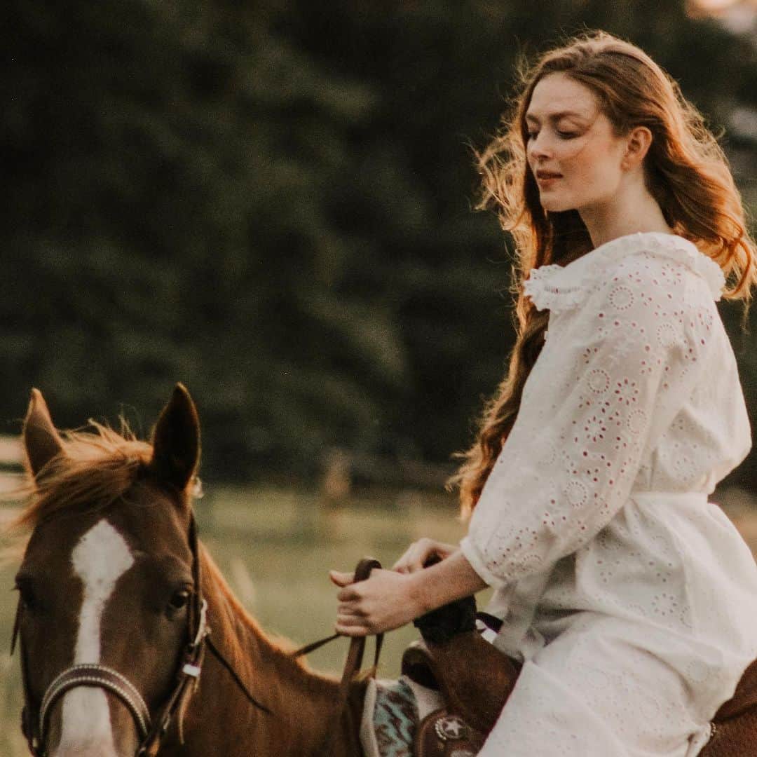 Larsen Thompsonのインスタグラム：「A glimpse into my slice of heaven🐴🤍 can’t wait for the day that i have a horse of my own and live my little ranch life🥰」