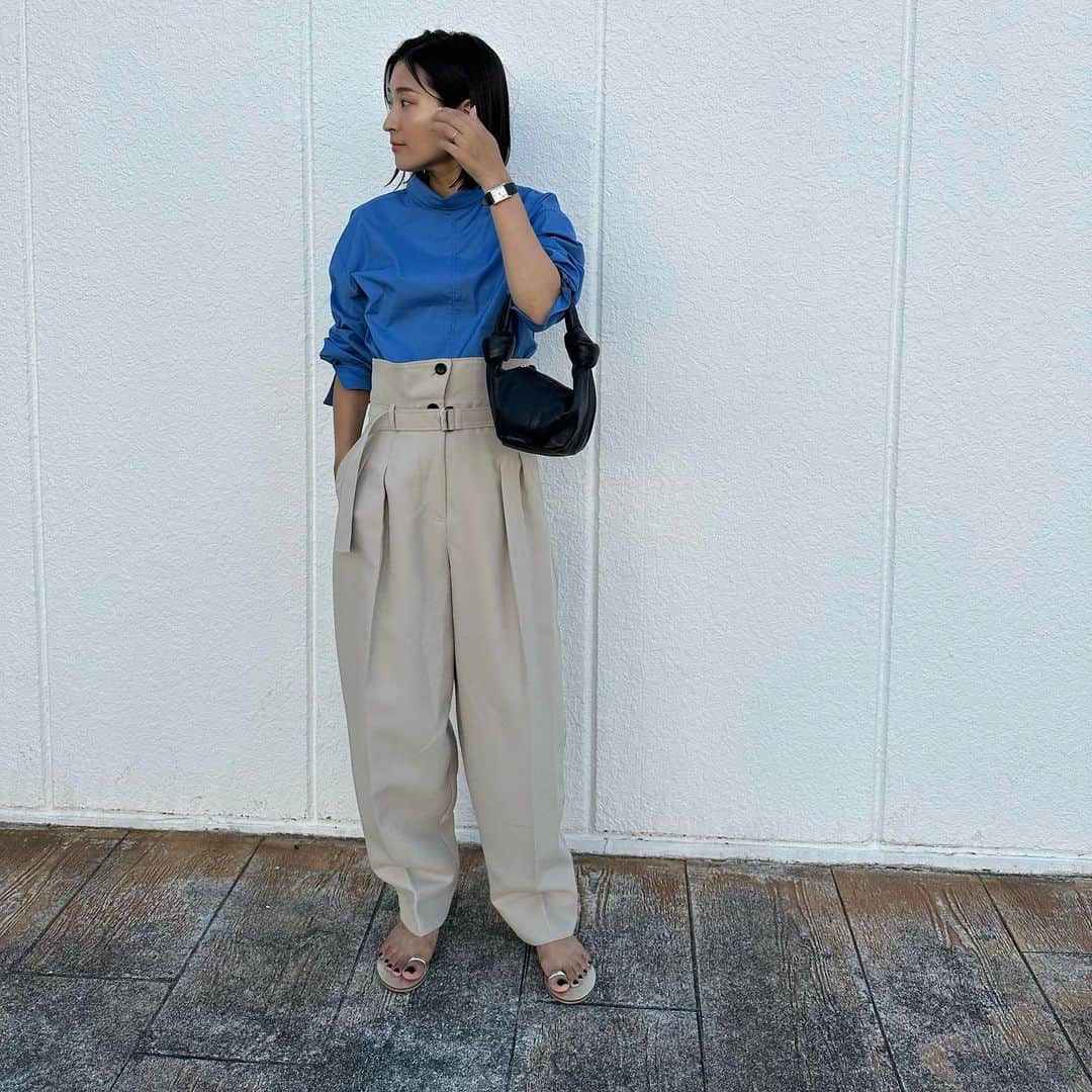 Hiromi Ｍaedaのインスタグラム：「秋にしたいお気に入りの組み合わせ♡  tops @frey__jp #frey_jp pants @deres__official #deres pierce @tomwood_project #tomwood bag @newbottega #bottegaveneta shoes @apstudio.jp #apstudio」