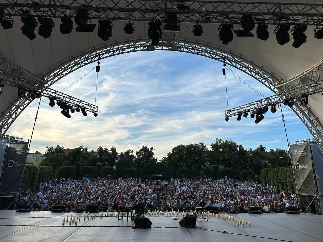 デイヴィッド・ギャレットのインスタグラム：「On the road again! Iconic in Timisoara 🎻  #davidgarrett #iconic #liveonstage #timisoara #cityofculture2023 #trio」