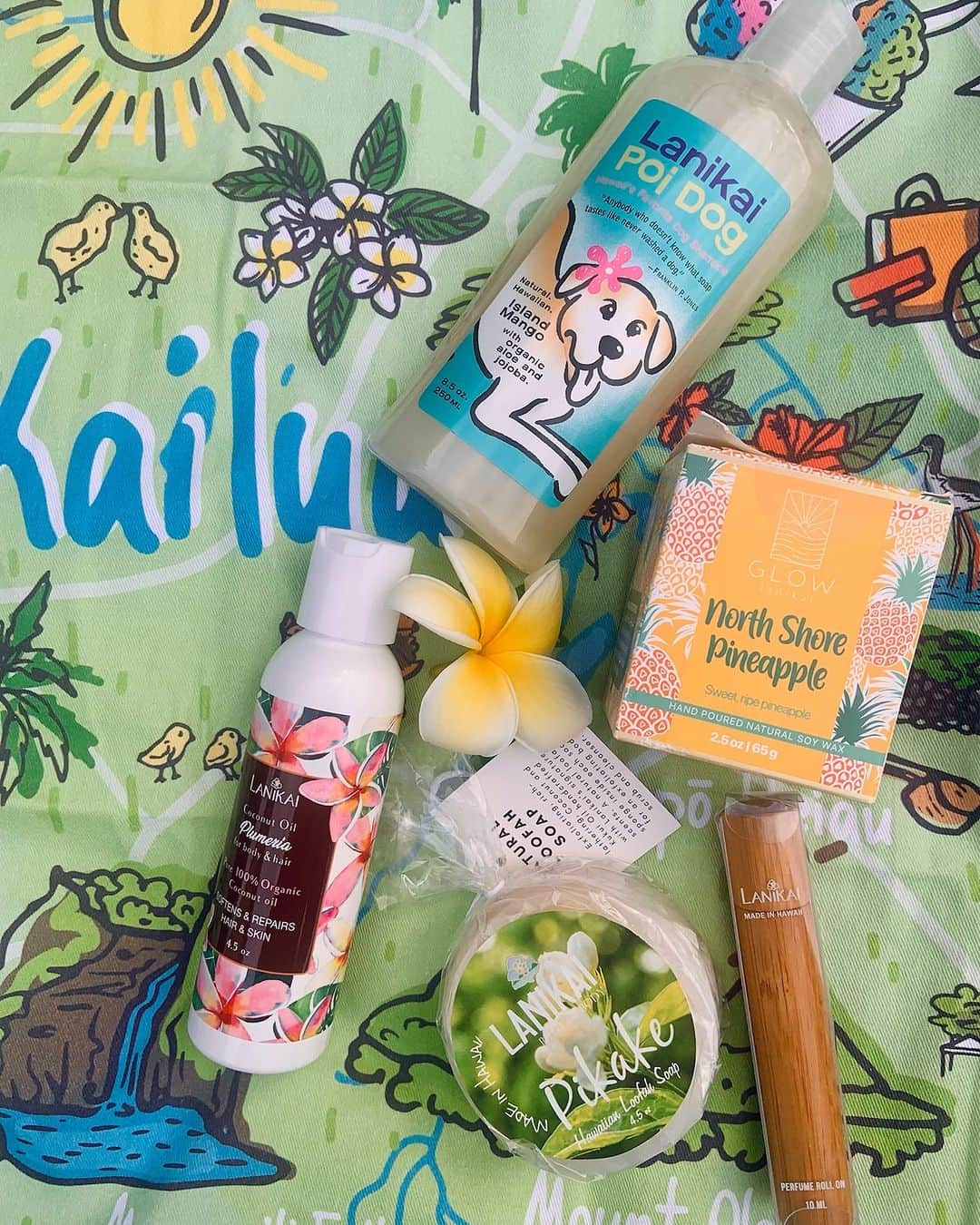 Lanikai Bath and Bodyのインスタグラム：「Going shopping? Come say hello in Kailua and pick up some Lanikai favorites.   IN STORE, Spend $40 {not incl discounts and taxes} and receive a FREE Lanikai Glow 6 oz soy candle with every purchase. In store only, til end of day Weds 8/2. #kailuatownhi #lanikaibathandbody #LimitedTimeOffer #MidSummerSale」