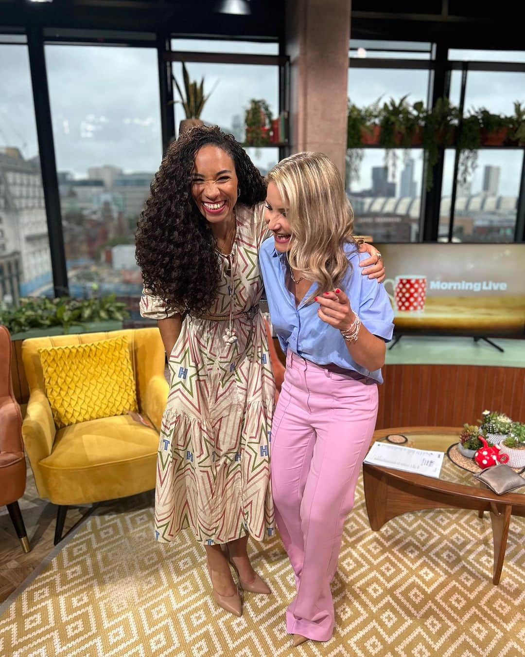 ヘレン・スケルトンのインスタグラム：「Going. Going. Gone….. Friends since before instagram was a thing. @michelle_ackerley #morninglive #telly #bbcone #friendship #presenter」