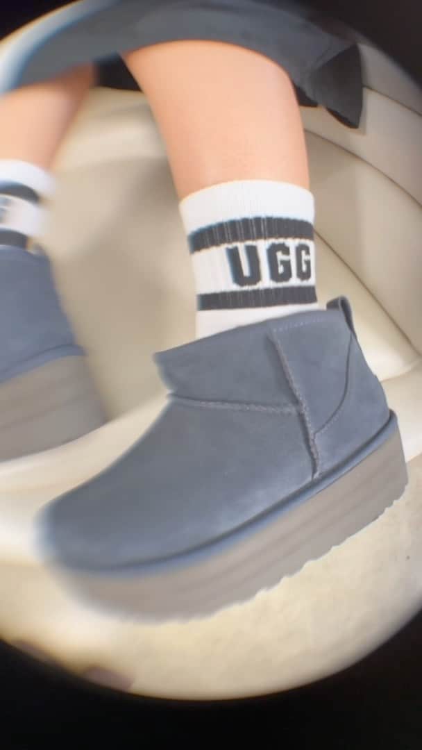 アグのインスタグラム：「Eve Blue (adjective): The type of mysterious dark blue 💙 that adds an edge to every outfit. “Wow that new colorway, Eve Blue, is GAS. That’s the Classic Ultra Mini Platform that I need for this fall.”  The Dierson Logo Quarter Sock and Classic Ultra Mini Platform are available at UGG.com.  #UGG #FeelsLikeUGG #NewArrivals」