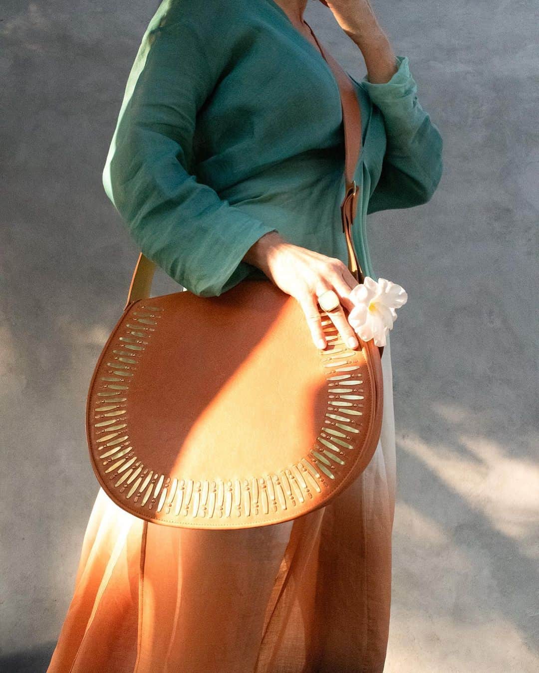 キャリーンコルデロのインスタグラム：「Sundown splendor! The beauty of sunset colors in our luxurious bag collection! 🌅  #sunset #sunsetbag #sunsetcolors #leatherbag #messengerbag #losangeles #style #fashion #outfitinspo」