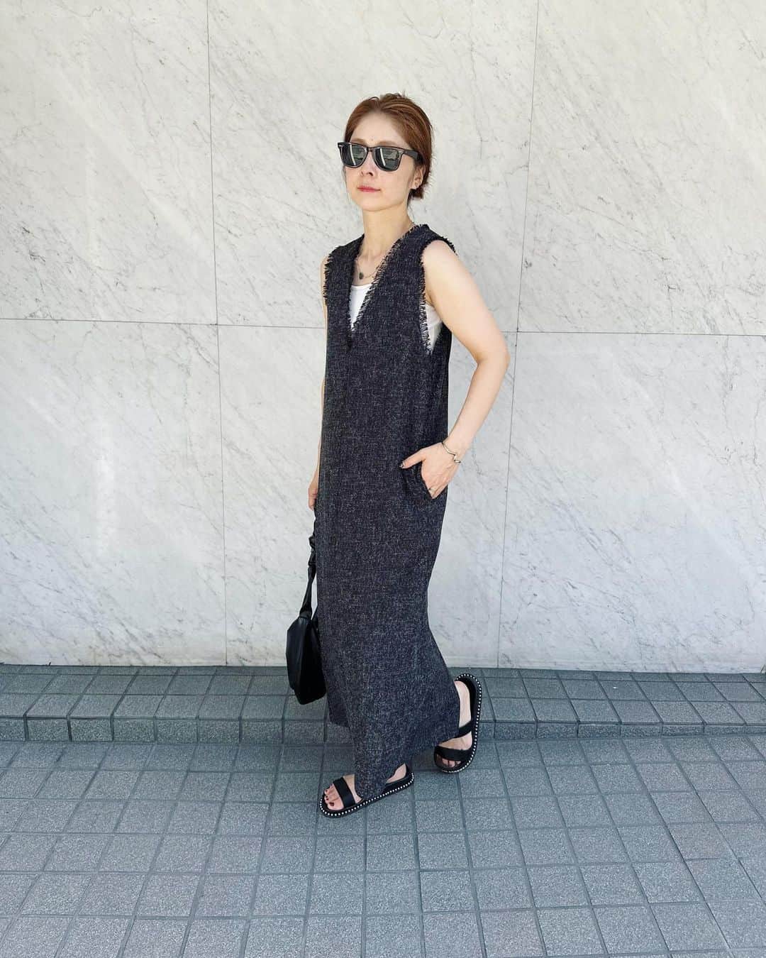 のインスタグラム：「サマーツイードがこんなに可愛いとは🥹  着心地も抜群 白Tとも着たい  👗… @abahousemavie  👜… @queen.lupis   #abahousemavie #アバハウスマヴィ　#ootd #mama #mamafashion #大人カジュアル #40代コーデ #男の子ママ #ツイード　#tweed #dress #ワンピース　#ワンピースコーデ #rayban #サンダル　#3兄弟ママ #3brothers」