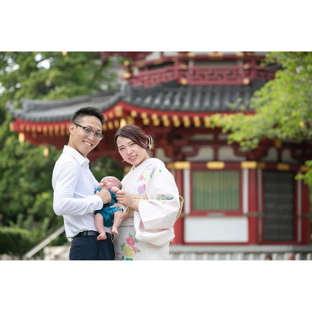 KOBOのインスタグラム：「川崎大師でお宮参り⛩  祝い着の撮影後にカジュアルな感じでも📸  おめでとうございました🎊  埼玉はKOBO、東京・神奈川はfumi、muneが担当させていただくことが多いです📸  #川崎大師  #お宮参り #家族写真」