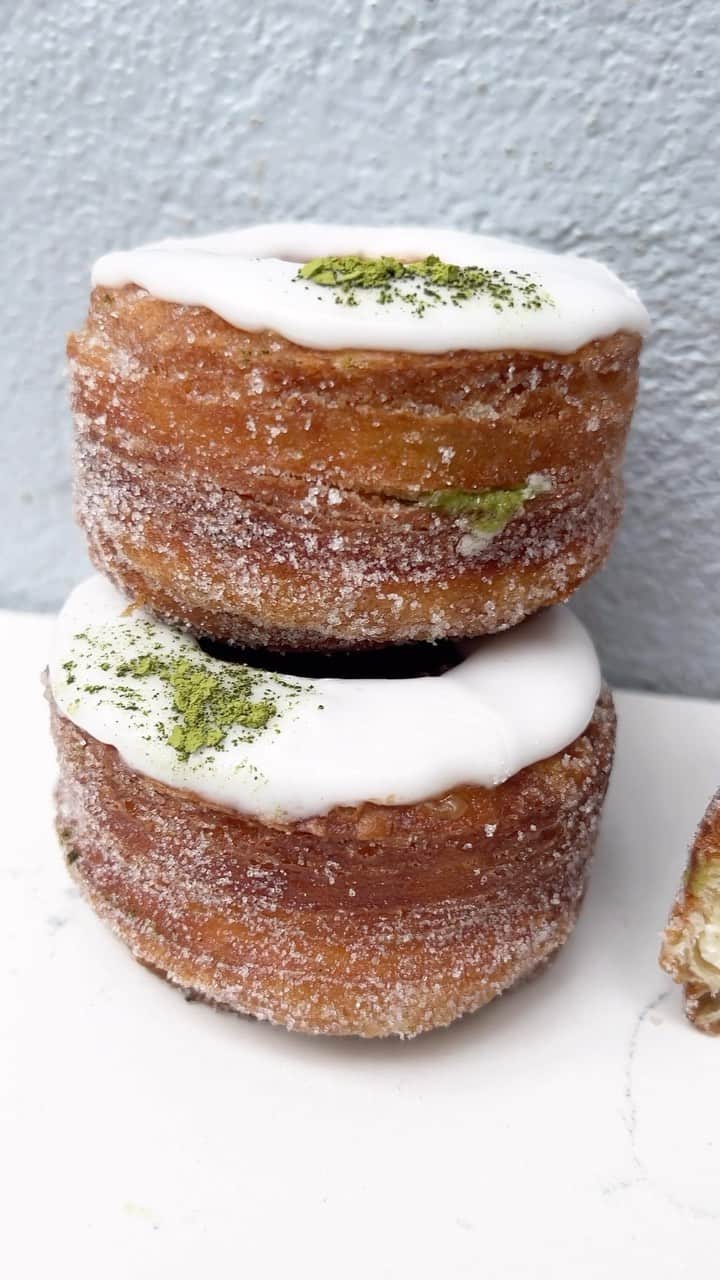 DOMINIQUE ANSEL BAKERYのインスタグラム：「Matcha & Coconut for August’s Cronut® here in SoHo NYC, filled with Japanese matcha green tea ganache and creamy coconut ganache. Can’t wait for this one. Starts August 1st in SoHo. Preorders are up at CronutPreorder.com for pick-ups (and you can skip the line that way too). And we’re shipping nationwide at DominiqueAnselOnline.com too. ✈️ (Tap photo ⬆️ for shipping)」