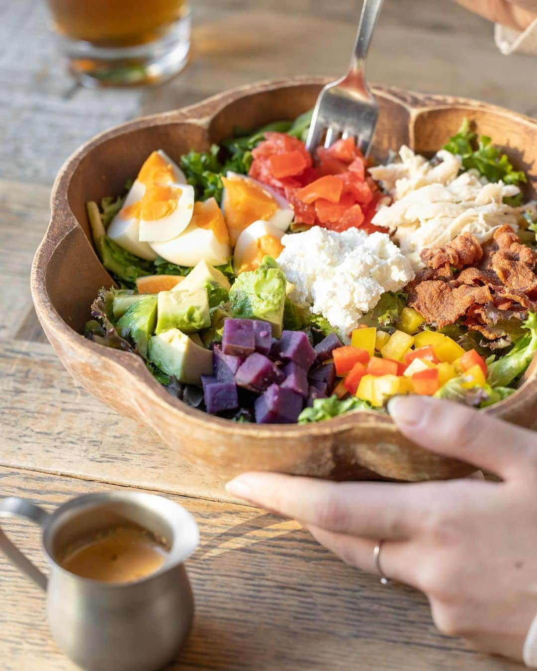 アロハテーブルのインスタグラム：「ハワイでも昔から地元のロコたちに愛され続けているコブサラダ🥗 アロハテーブルのコブサラダは、8種類の具材が乗っていてボリューム満点💯 サラダランチとしても人気ですよ🌞  @alohatable_waikiki  #アロハテーブル #alohatable  #ハワイ #hawaii #ハワイ好き #ハワイナンバーワンロコモコ  #ハワイ好きな人と繋がりたい  #カフェ部 #カフェ巡り#テラス席があるお店 #zetton #コブサラダ #サラダランチ #カフェランチ  #仙台カフェ #大宮カフェ #代官山カフェ #中目黒カフェ #飯田橋カフェ #大崎カフェ #豊洲カフェ #横浜カフェ #みなとみらいカフェ #湘南カフェ #海老名カフェ #千葉カフェ #金山カフェ #星が丘カフェ #天王寺カフェ」