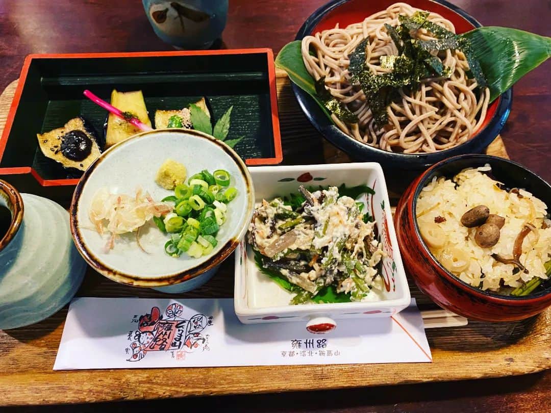 前原誠司のインスタグラム：「昨日、鞍馬寺本堂と奥の院を参拝してきました。お昼は「雍州路」に伺い、「雲珠とろろそば」と「おこわご飯」をいただきました。有里さん、お大事になさってくださいね。ご馳走様でした。（誠）#まえはランチ  https://map.yahoo.co.jp/v2/place/mGCsIG9fohE/menu?filter=menu&fr=sydd_p-grmspot-1-menu_gs-mn_more_lc」