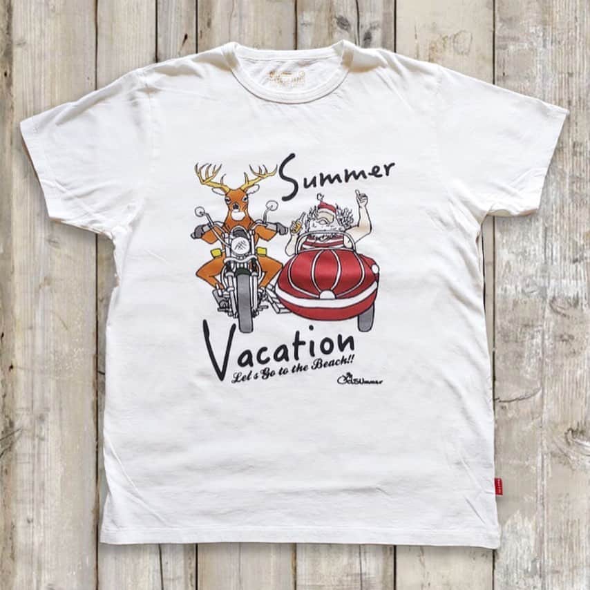 OldSUmmerのインスタグラム：「クルーネックTシャツ  サマーバケーション NEED A RIDE  元お笑いコンビ「ザブングル」の松尾陽介さんデザインによる、オリジナルTシャツ。  ‘’夏‘’と‘’サンタ‘’という対極の共存がユニークな世界観を放つデザインと！  ‘’アメ車‘’と‘’侍‘’のミスマッチな世界が共存するエキセントリックなデザイン！  #アロカジ#alohacasual  #スタイリスト #純子さん  #Hawaii #wikiki #palmtree #beach #湘南 #アロハ#児島 #ジーンズ#madeinjapan #redwing #アメカジ #ジーパン #ootd  #fashion  #instafashion #vintage#リンクコーデ#アメカジコーデ#ジーパンコーデ#ビンテージ#ビッグサイズ#大きいサイズ#ザブングル」