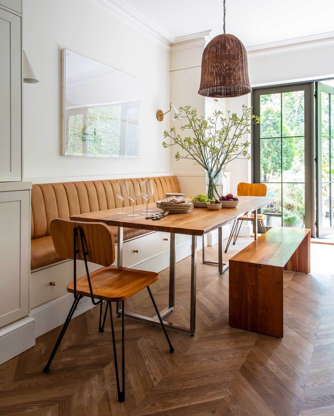 ELLE DECORさんのインスタグラム写真 - (ELLE DECORInstagram)「The renovation of this Brooklyn brownstone—done by Los Angeles–based interior designer Georgia Tapert Howe (@georgiataperthowe)—was largely inspired by this Howe-designed banquette. Having first seen it in the designer’s home, the client knew she wanted one to be the centerpiece of her own. Cut to today: The kitchen boasts a custom leather banquette, complete with storage cabinets and an adjoining wooden kitchen table. We’re swooning!   Click the link in bio to tour the rest of this Brooklyn brownstone. Written by @bebehoworth. Photographed by @christopherstark.」8月1日 7時00分 - elledecor