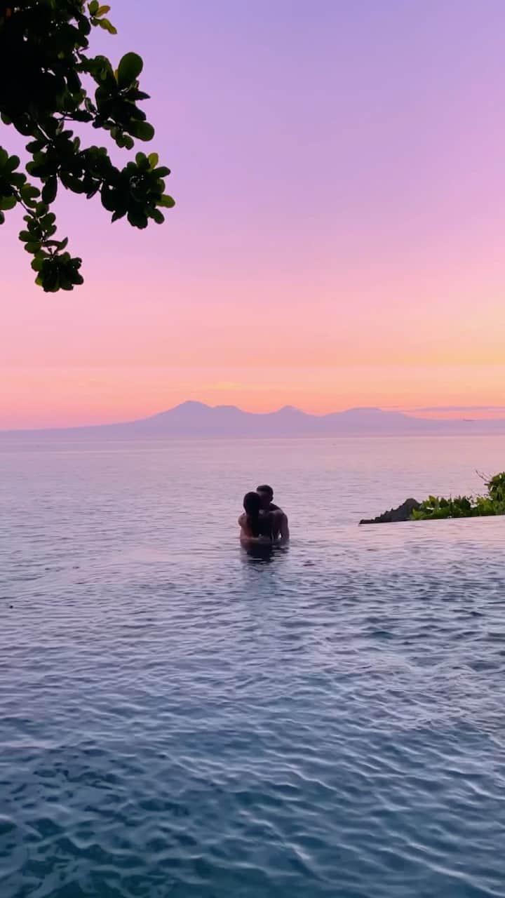 BEAUTIFUL HOTELSのインスタグラム：「@lostbloggers discovered a slice of heaven on Earth at the enchanting Ayana Resort in Bali! 🇮🇩  Nestled within the serene and natural forest setting of RIMBA, this luxurious retreat offers an unforgettable experience amidst the legendary beauty of Bali. 🍃 But the real magic happens at sunset! The mesmerizing hues paint the sky and reflect in the infinity pool, creating an otherworldly atmosphere that’ll leave you in awe. 🌅  So, who’s ready to join @lostbloggers on this journey of a lifetime?  📽 @lostbloggers 📍 @ayanaresort, Bali, Indonesia 🎶 Jada Facer - A Thousand Years (feat. Kyson Facer)」