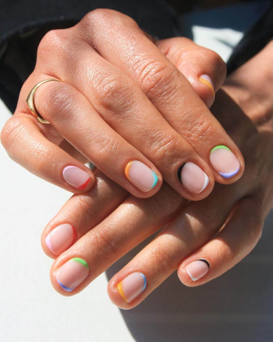 Harper's BAZAARのインスタグラム：「Who says long nails should have all the fun? Tap the link in bio for 22 design ideas for short nails, courtesy of celeb nail artists.  Photo courtesy of @IMARNINAILS」