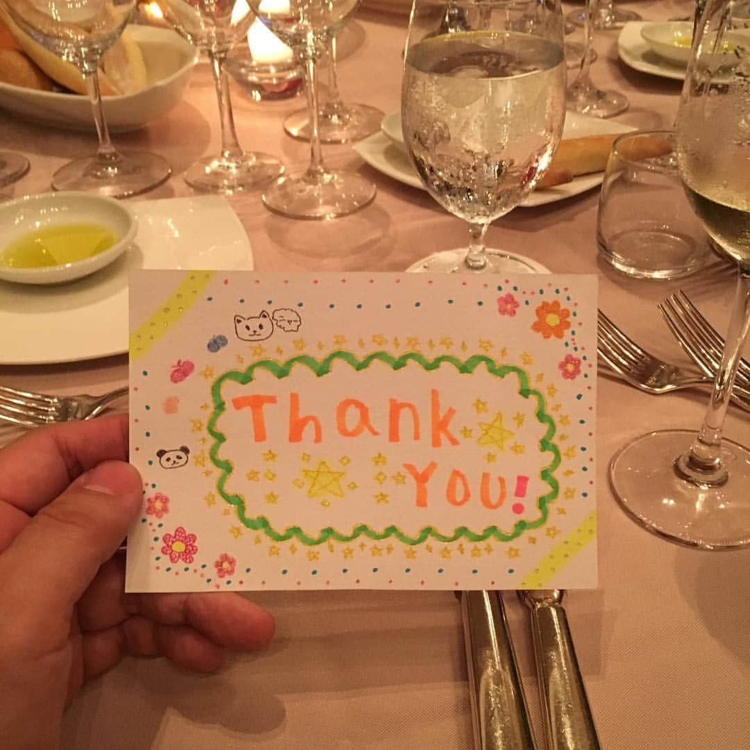 藤沢文翁さんのインスタグラム写真 - (藤沢文翁Instagram)「慈善パーティーで、テーブルの上に子供たちからのメッセージカード。これを書くのに、どのくらいの時間をかけてくれたのだろう。」8月1日 7時15分 - fujisawabun_o