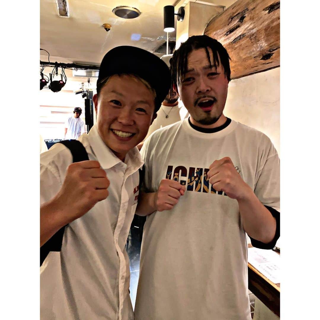 佐山万里菜のインスタグラム：「朝から太陽ギラギラじゃなーいっ😳 久しぶりのこの感じ✨ 蒸し蒸し暑いけど😵‍💫 来週は、雨予報が多いなぁ…。。 . . 日曜日は、NATTY-U @nattyu1018 さんのライブにGO✨ 日本タイトルも応援に来てくれた……夢中で夢を掴もうとする夢人仲間✨ めちゃくちゃカッコよくて、 感動したぁー🥺 すごいなぁ‼️‼️ リスペクト👊生活も肉体的にも精神的にもギリギリな今……めちゃくちゃパワーもらいました✨ 次は、12月3日‼️‼️ 皆さん横浜集合👊👊👊 お気に入りのキャップ&シャツ着て、最高なライブ……素敵な時間過ごせました☺️☺️☺️ happy👏👏👏 ボクシング人生最終章、頑張るぞ‼️‼️ 全力でやりきろっ👊 周りにいるたくさんの方々からパワーや刺激をもらいながら頑張れてます✨ 本当にありがたいです🥺  🎶今日を生きる　全ての人に 幸せだと思える瞬間がありますよーに🎶  #写真#海好き #アスリート#筋肉 #腹筋 #トレーニング #感謝 #ライフスタイル#いいね #ボクシング #instagood #サッカー #story #ボクシング女子 #言霊 #workout #girlsoccer #夢 #boxing #soccer #champion #tgood  #試合 #スポンサー募集　#goodvibes #日本タイトルマッチ #ワンマンライブ #鳥取 #横浜  #ボイパ」