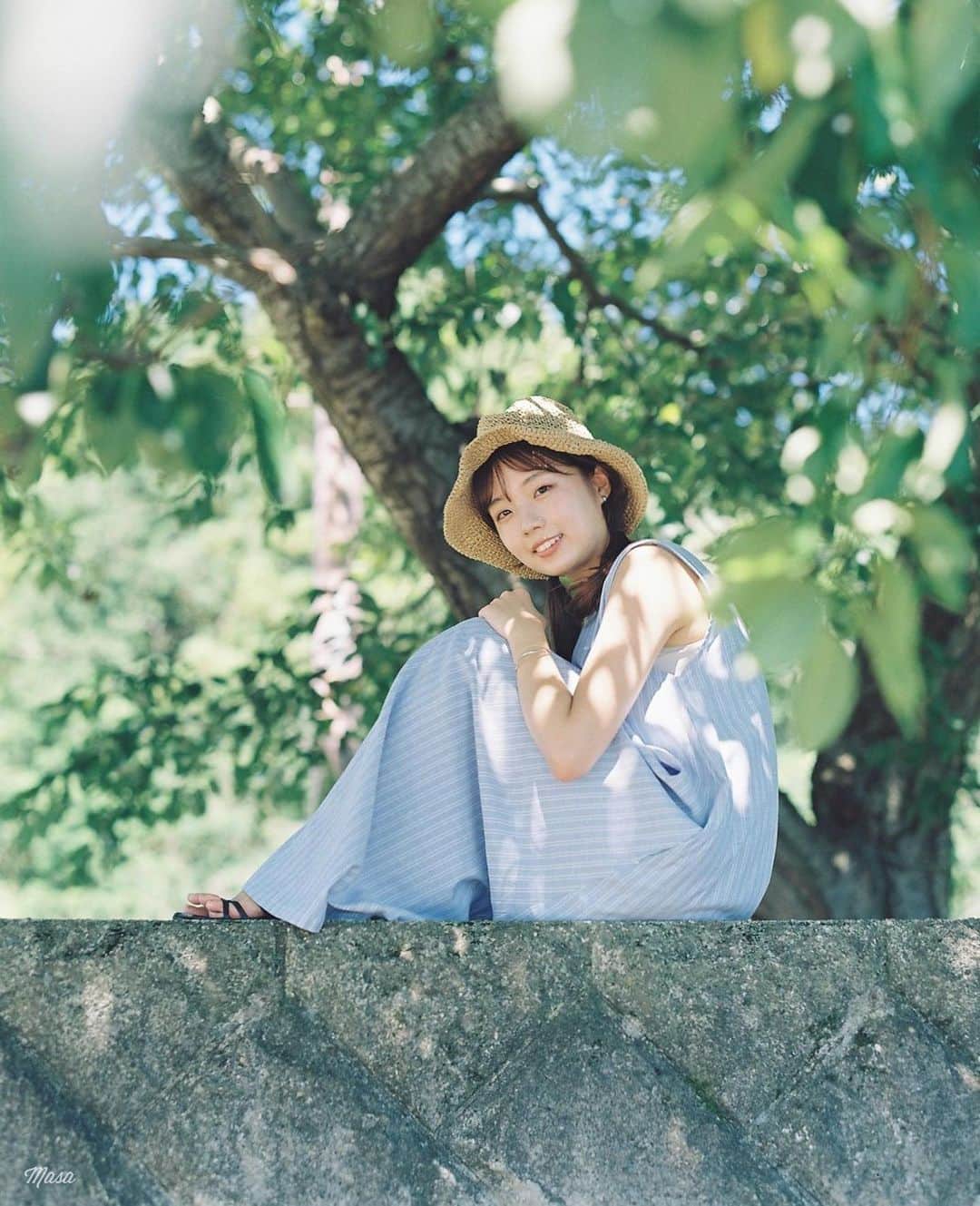 Masaのインスタグラム：「.  ▶︎▶︎▶︎ Swipe  1：Pentax6x7  Super Takumar 105mm F2.4 #pro400h  2：iPhone   ８月もよろしくお願いします。  昨日からの筋肉痛がヤバいです。 日曜のバッセンで腿裏がかなり痛くて、一度座ると立てないです😂  あと、右肩と脇腹と腕もまっすぐに出来ないし、握力もなくてコップ持つのが大変やし、いつも通り肩と首と腰と膝は痛いのでボロボロです！  撮影日 : 2023年7月16日  #まさペン#エビプリ #pentax6x7 #pentax67 #バケペン #中判フィルム #film #filmcamera #filmphotography #フィルム #フィルムカメラ#フィルム写真 #igersjp #portrait #ポートレート #filmisnotdead #滋賀 #shiga #びわ湖 #琵琶湖 #沖島」
