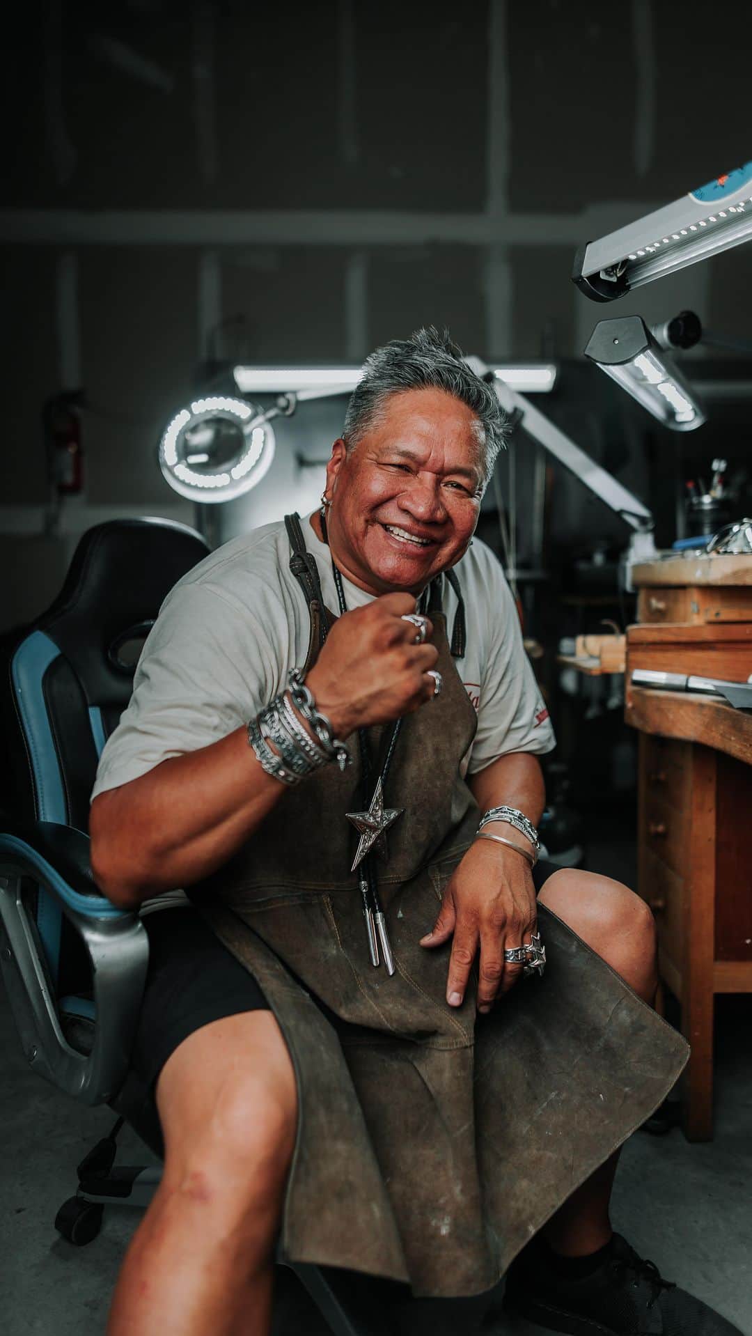 コディ サンダーソンのインスタグラム：「Drip too hard, don’t stand too close! 🔥🔨💍   Hanging out watching one of the masters at work; it was awesome to catch some of the magic behind the designs! Watching @codysandersondesigns is getting ready for @santafeindianmarket ! You definitely want to make a point to check out his work; find him at booth LIN E-718.  . . . . . . . . .  #CodySanderson #NavajoArtistry #santafe #newmexico #newmexicoadventures #indianartmarket #NativeCraftsmanship #StarInspired #CulturalHeritage #WearableArt #NavajoNation #Silversmithing #HandmadeJewelry #AmericanArt #SouthwestStyle #navajodesinger」