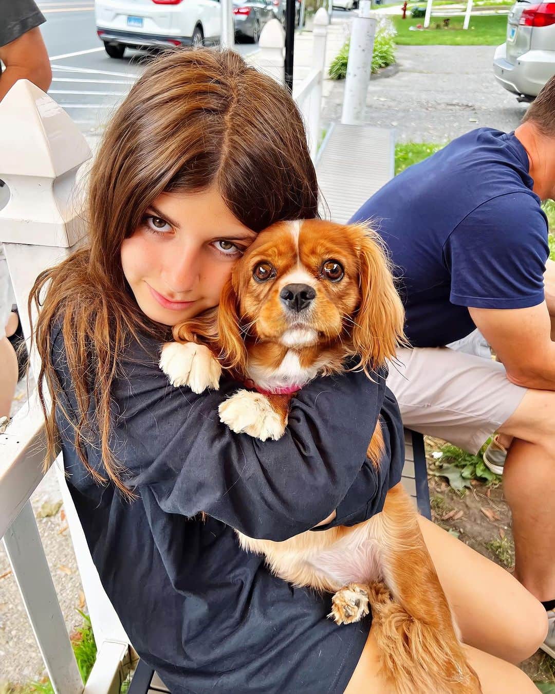 Ilana Wilesのインスタグラム：「This summer, we had the unexpected dilemma of both Mazzy and Harlow’s camp visiting days falling on the same day. Mazzy’s camp gave us the better option for an alternative visit, saying we could come the next day and take her off property for breakfast. At first I wasn’t sure Mazzy would be satisfied with that plan, but once I realized going off property meant we could bring Frankie, I was pretty confident all would okay. Frankie is Mazzy’s favorite family member after all. Everything went great. Grammy and Sammy went to Mazzy’s actual visiting day, sent us photos and videos, and we got to FaceTime her with Harlow. Mazzy is at camp with her cousin Maia so her family was there too and they all went out for lunch together, so it was nice to know that even though we weren’t there, she was still surrounded by family. Then we came the next day with Frankie so she got a bonus outing. We went out for pancakes, took her shopping and got to see her bunk before we left, which was definitely not in “visiting day” order 😂 When I asked Mazzy if she was excited that Frankie was there, she said, “Yes!!!!!!! But you know, Mommy, I assumed you would bring Frankie so it’s not like a big surprise.” I was like, OH. Well, it’s a good thing I got on the same page because we absolutely were NOT going to bring Frankie originally! So all is good. Mazzy is as happy and at home at camp as Harlow. We’ll just roll this dilemma over to next summer because I’m sure we will be dealing with it again!」