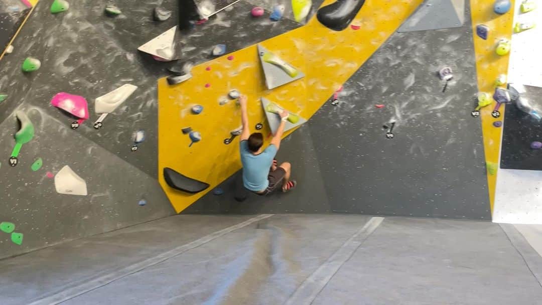 アレックス・ブノワのインスタグラム：「Day 4 brought a second V4, plus this V3 I’ve been projecting since day 2. Up to 15 blisters, but happy to have this one figured out」