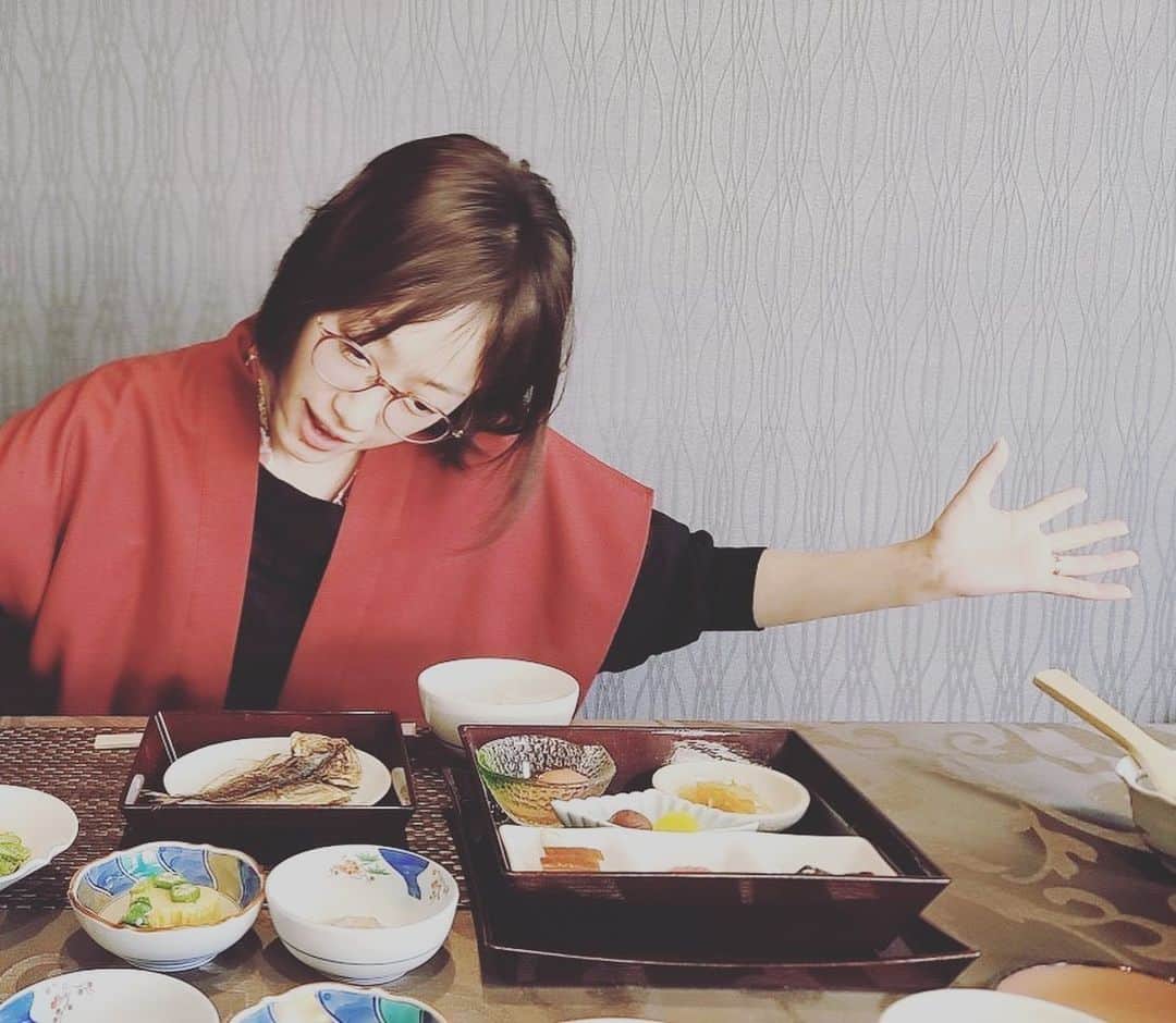 今村美乃のインスタグラム：「少し前ですが… 熱海〜  自分にとってはパワースポットです✨あまりに暑いので、ドアトゥードア🚪  車で行って旅館に車泊めて🚘新幹線に乗らない旅は久しぶりでした✨熱海では、ここの宿がお気に入りです。客室露天風呂から海が見えて、この日は一日中客室露天風呂に入ってました🛁  結構思い詰めちゃうところがある、というか…はっきりしてる性格だと良く言われるんですが、  正直、甘え下手だし、なかなか人に頼れないし、相談できないし、抱え込み…もう無理っ！！！！！ ってなるんです😅  そんな時は旅ですね。  そんなに遠いところでなくても環境が変わるだけで、元気になれたりします。  悩みのほとんどは、やっぱり仕事です。  29歳の時に一念発起して始めた事と、コロナを機に始めたこと、思春期から始めた女優業と、今は３足の草鞋を履いていますが、それぞれにやりがいと社会的な任務も感じたりしてきます。  ただの仕事だろ？だと思われるかもしれませんが、自分が今生きてその仕事をしている意味は、、、エンタテインメントに従事しているからには、中身もだけど労働環境や悪しきしきたりは無くしていかなきゃいけないと思うし、ただお金のために働くだけじゃいけないなと、特にコロナの時から考えるようになって……小理屈っぽいですね😅よく言えば考えが深くなった！？とでもいうのでしょうか。  偉人になりたいわけじゃ無いですが、せっかく生きてるなら、社会貢献したいし。私利私欲も満たしたいじゃないですか。  とりあえず今日も目の前にあるタスクを頑張って乗り越えます！  #7つの習慣 #熱海 #天水 #熱海旅行 #客室露天風呂」