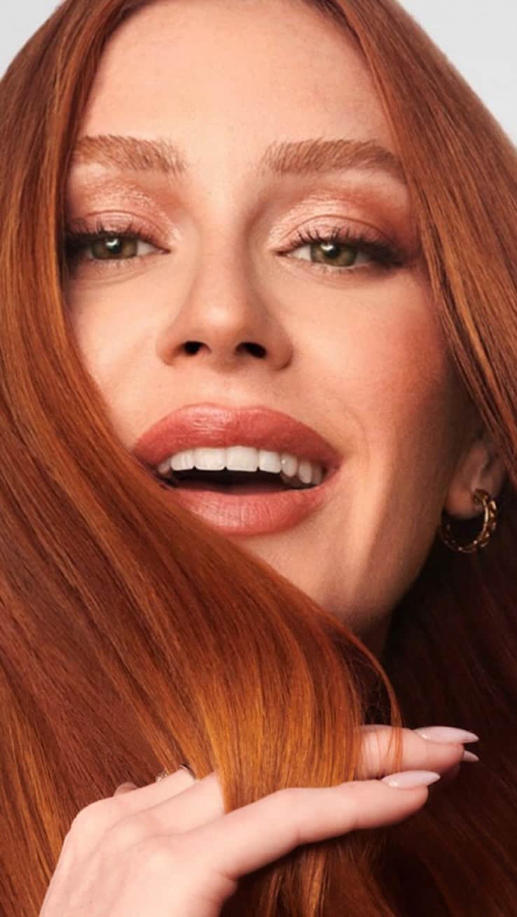 のインスタグラム：「Uma #TransformaçãoPantene com @tinistoessel! 💛  Seu cabelo Pantene, mais pro-vitaminado que nunca. A nova coleção de @pantenebrasil com Pérolas Pro-Vitaminas que se dissolvem no creme repara 100% do dano em 3 minutos*! O meu momento de cuidar do cabelo é uma terapia e sou muito feliz em ter Pantene comigo nesses momentos.  Me fala, já testou e comprovou? ✨  #MeuCabeloPodeTudo  #publi  *Dano à suavidade medido em cabelo com dano químico, térmico e mecânico」
