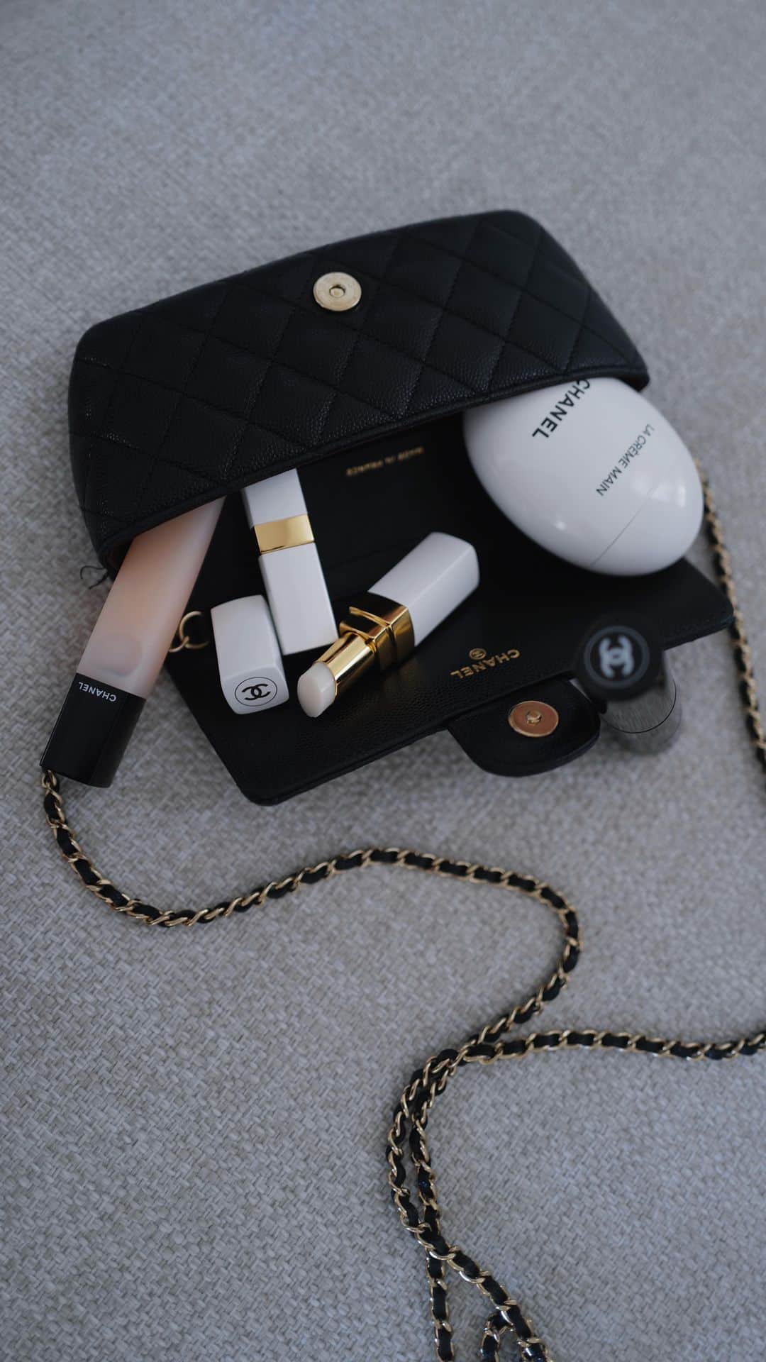 JUNNAのインスタグラム：「what in my CHANEL bag !!  thank you @chanel.beauty ♡  #chanel#chanelbeauty#ネイルオイル#リップ#ハンドクリーム#ハイライト」