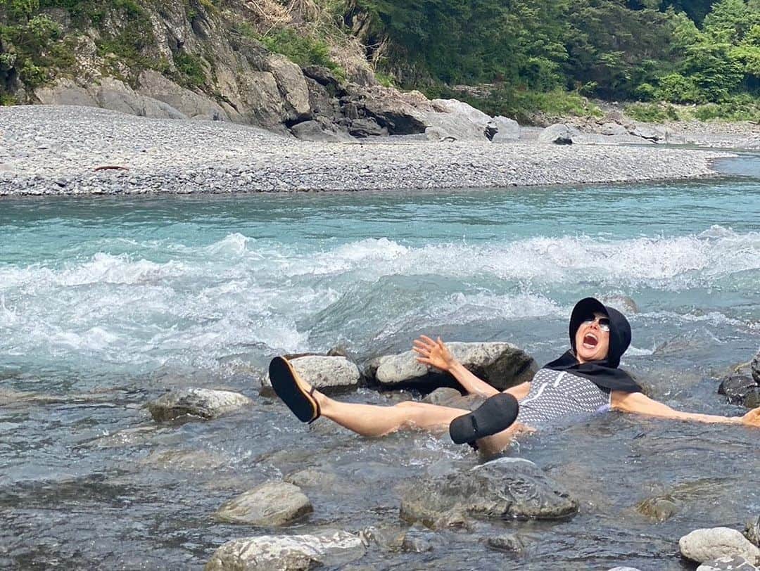 熊谷真実さんのインスタグラム写真 - (熊谷真実Instagram)「近くに川がありました。 泳げないので。ぷぷ。  これが限界。 南アルプスの水からのお水は冷たい  流されないように、あさーいところで浸かりました。  足あげて！と言われたので無理をしました。  最後の写真は友人のゆみちゃん。  東京でコールドプレストジュース屋さんやってます。  あー楽しかった  #熊谷真実 #川遊び #流されないように #川遊び泳げないので浸かるだけ」8月1日 7時59分 - mami_kumagai310
