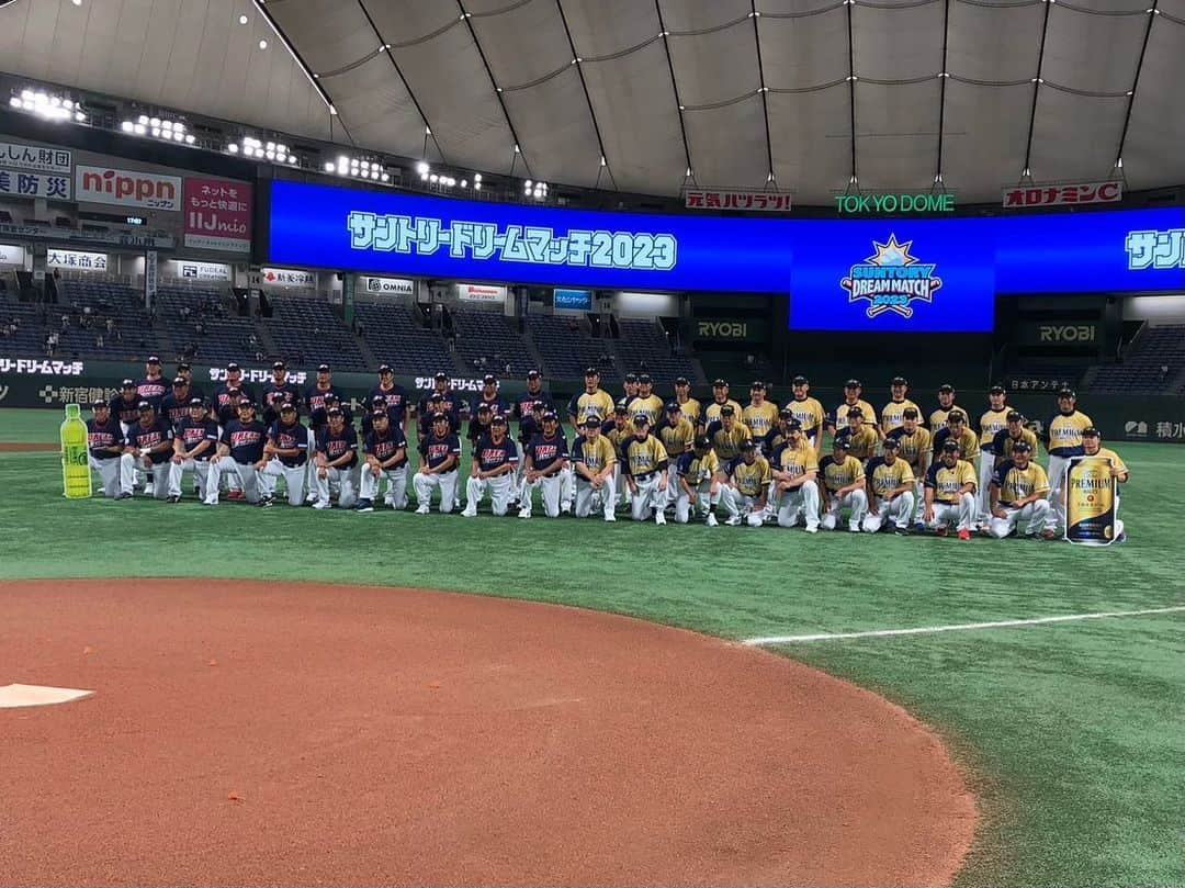 攝津正さんのインスタグラム写真 - (攝津正Instagram)「. . 昨日はサントリードリームマッチ2023でした⚾️  ザ　プレミアモルツ球団チームで４回に登板しましたが…  やっぱり里崎さんに打たれ、現役の時と変わらない試合展開でした！笑   段々と同年代や若い選手も増えてきて、おじさんは嬉しかったです。  また来年呼ばれることを願って、肩作り頑張りたいと思います💪  . . #サントリードリームマッチ2023  サントリードリームマッチ #サントリー #東京ドーム #野球 #レジェンド #レジェンドob #ピッチャー #被弾 #いつも通り #enjoybaseball」8月1日 7時53分 - tadashi_settsu