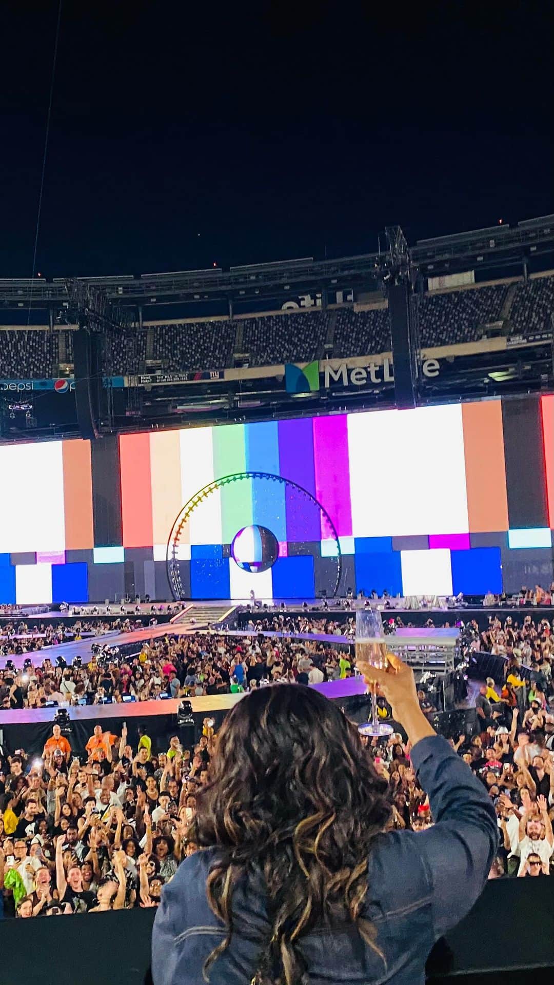 オプラ・ウィンフリーのインスタグラム：「I have never in my life experienced something as transcendent as @beyonce’s Renaissance Tour. That kind of talent, synergy, expression, and anointing is something that comes straight from a Source that creates the planets. The dancers, the production, the musicians, and the team in front and behind the scenes, all perfectly align to create a renaissance in today’s world. You must see it 🪩💃🏽」