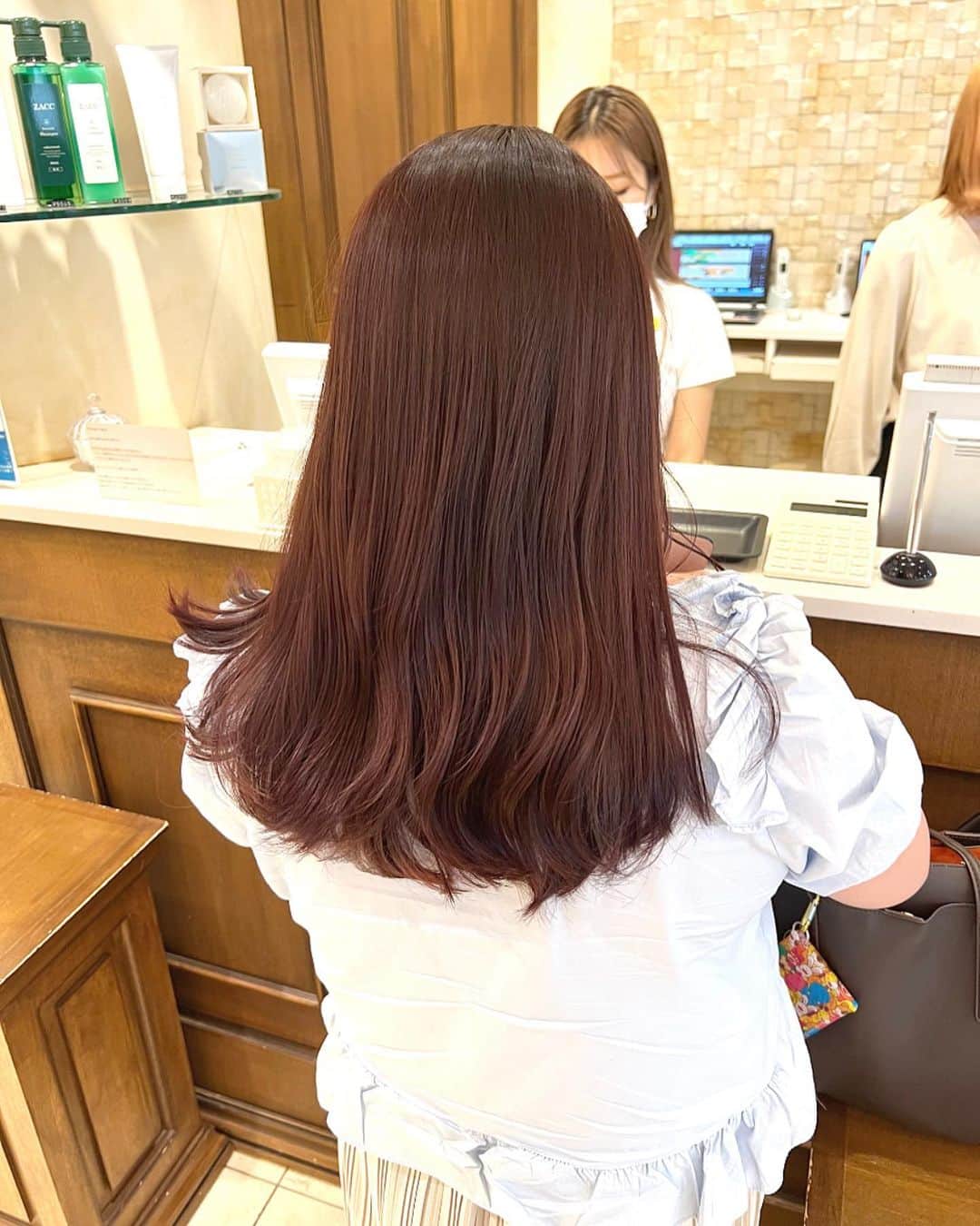 のインスタグラム：「Lavender pink  brown  color  𖧷 ⁡ 夏の暖色カラーも可愛い♡ ⁡ ☑︎画像を保存してカウンセリング時にお見せ下さい ⁡ ------------ ⁡ -ZACC vie- 📍港区北青山3-11-7 Ao4F 表参道駅【B2】出口より徒歩30秒 定休日/月・火 ⁡ ⁡ #表参道美容院 #表参道美容室 #表参道美容師  #東京美容室 #東京美容院  #オリーブカラー  #オリーブベージュ  #アッシュグレージュ #グレージュ #レイヤーカット #ブラウンベージュ #レイヤーカット #夏カラー #顔まわりレイヤー#韓国ヘア #韓国レイヤーカット #地毛風グレージュ #暗めグレージュ  #くびれヘア #ラベンダーカラー #ピンクブラウン #ラベンダーピンク #暖色系カラー」