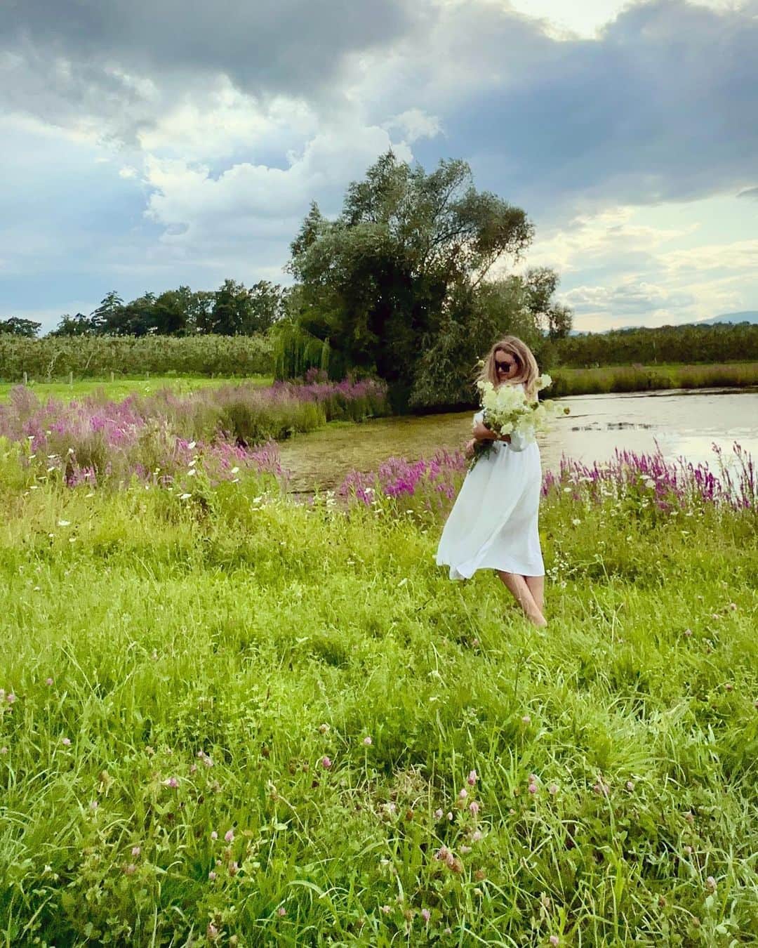 リズ・チェルカソワのインスタグラム：「Listen world. if you'd just take the time to pick the white flowers, the penny heart, all would be well. ~ Anne Sexton」
