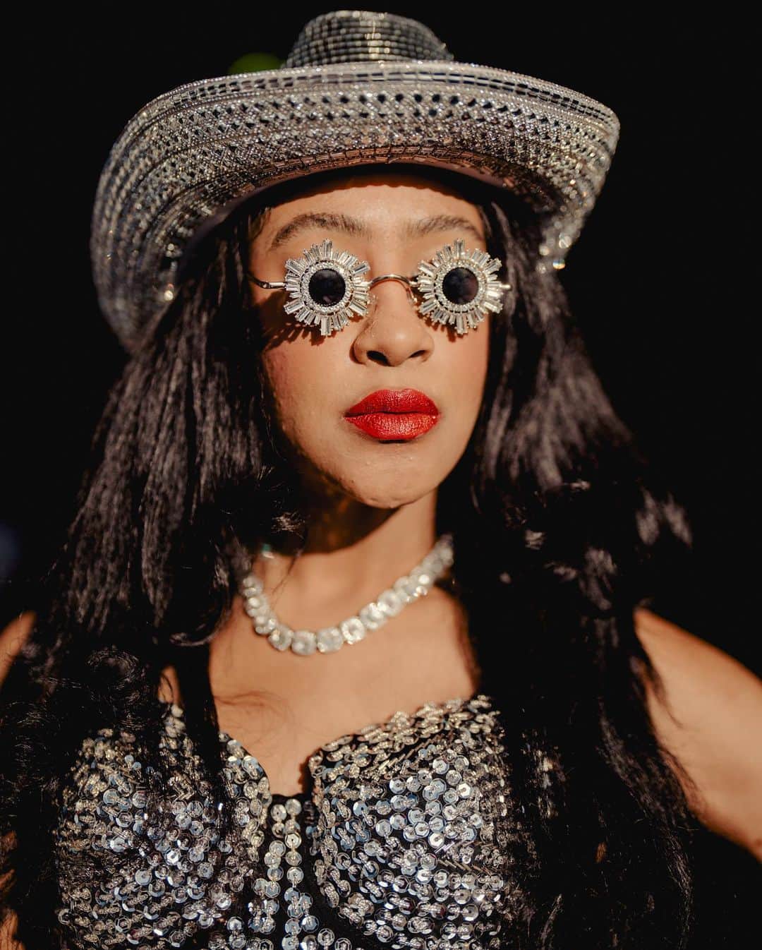 のインスタグラム：「Dressed in their “Renaissance” best, fans flooded New Jersey Transit to catch Beyoncé’s performances at MetLife Stadium on Saturday and Sunday.  They clutched paper tickets between chrome manicures. They sweated body glitter onto concrete platforms. They vogued through a transfer at Secaucus. Beginning at 4 p.m., the ordinarily staid commuter rail line became the site of the people’s pregame. Many train cars looked more or less like party buses. Some riders sipped from brightly colored drinks, while others blasted music from portable speakers.   “We’re all a part of the same thing,” Imani Tudor, 28, a photo editor from Brooklyn, said on her way to the show on Saturday. Beyoncé’s album “Renaissance,” which was released exactly one year earlier, is “a love letter to queer people, to Black people, to Black femmes — It’s beautiful to see it come to life,” she added.  Tap the link in our bio to read more about the fans who traveled to Beyoncé’s performances in New Jersey. Photos by @amirbangs」