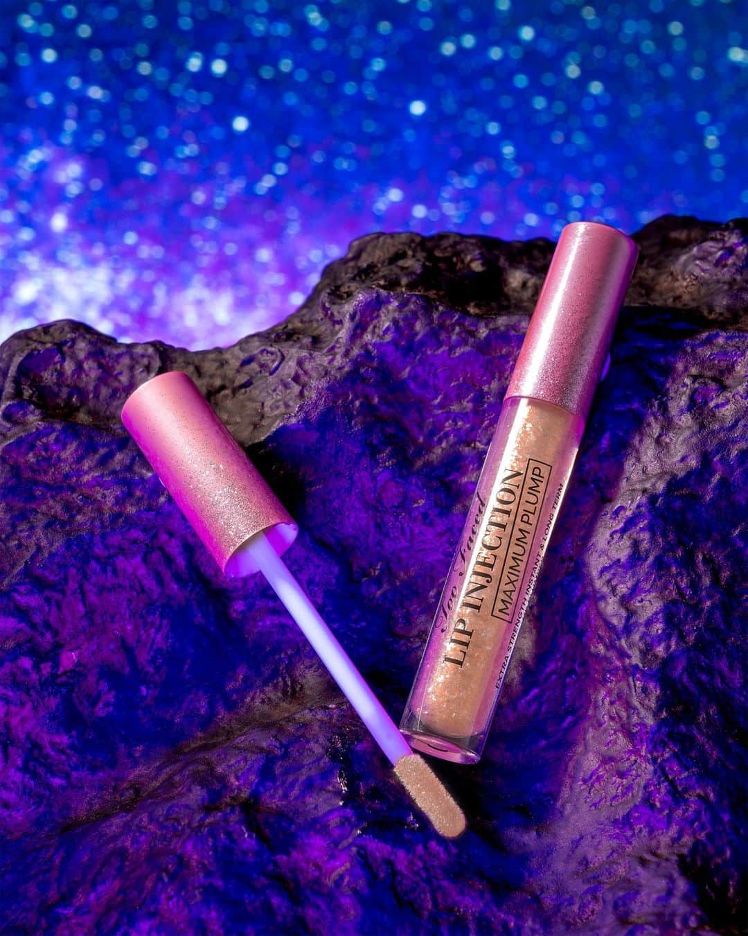 Too Facedさんのインスタグラム写真 - (Too FacedInstagram)「🌟 NEW SHADE ALERT! 🌟 We just launched a limited edition sparkling COSMIC CRUSH shade of our powerful Lip Injection Maximum Plump! Shop now on toofaced.com! ✨😘 #toofaced #tfcrueltyfree #toofacedlipinjection」8月1日 8時01分 - toofaced