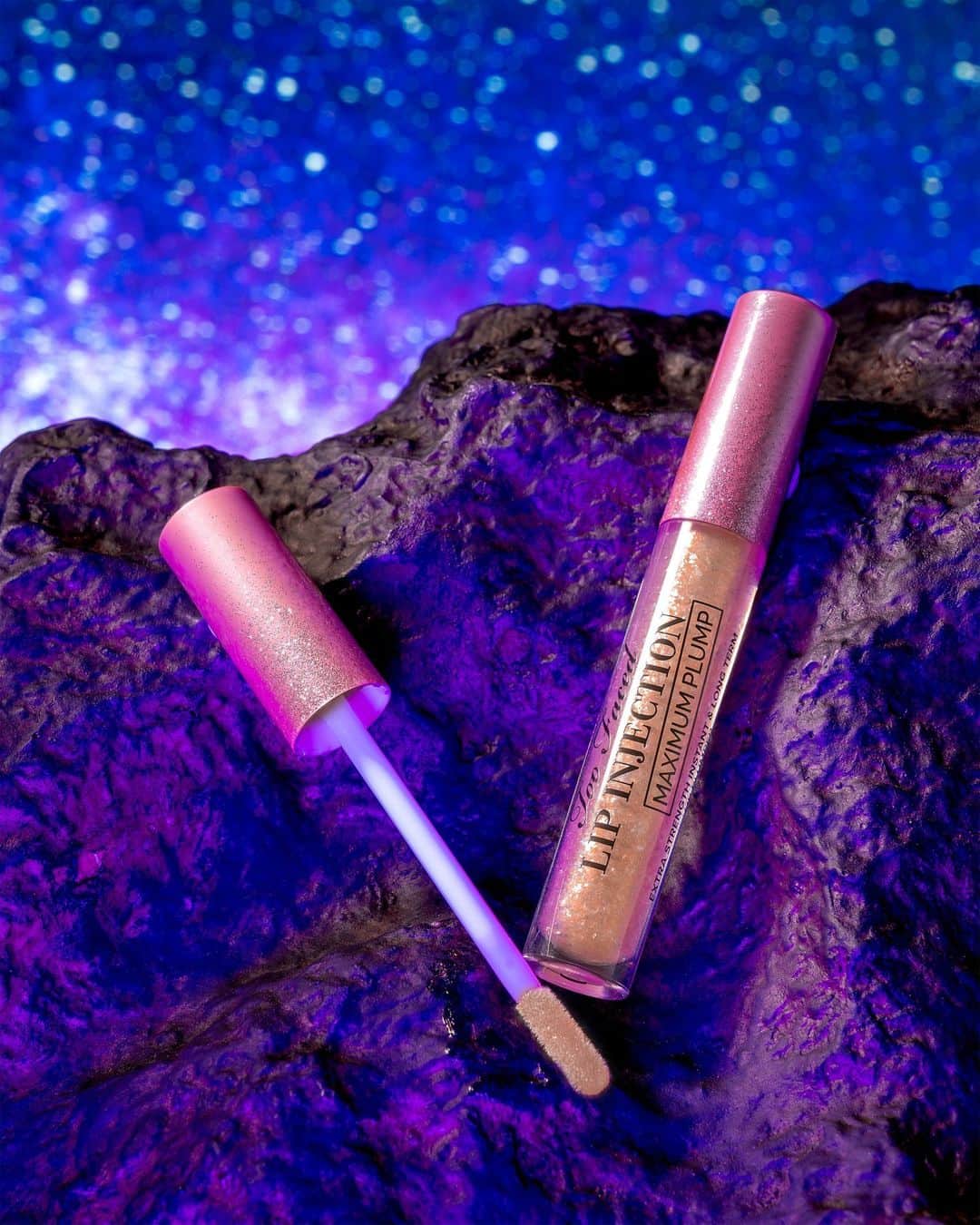 Too Facedのインスタグラム：「🌟 NEW SHADE ALERT! 🌟 We just launched a limited edition sparkling COSMIC CRUSH shade of our powerful Lip Injection Maximum Plump! Shop now on toofaced.com! ✨😘 #toofaced #tfcrueltyfree #toofacedlipinjection」