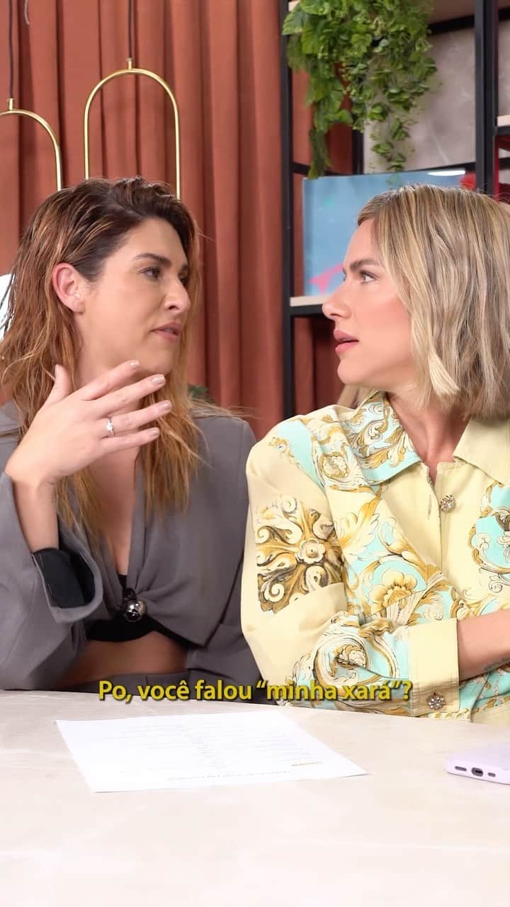 Giovanna Ewbankのインスタグラム：「A convidada do #QuemPodePod dessa semana é alguém que vocês pediram muito...E o papo rolou daquele jeito, cheio de intimidade de quem é amiga há tantos anos. Assista ao vídeo e descubra quem é. Diz aí, tá fácil???? O programa vai ao ar amanhã, 19h.   #canalgioh #quempodepod #videocast #gioh #giohnoyoutube #fepa」