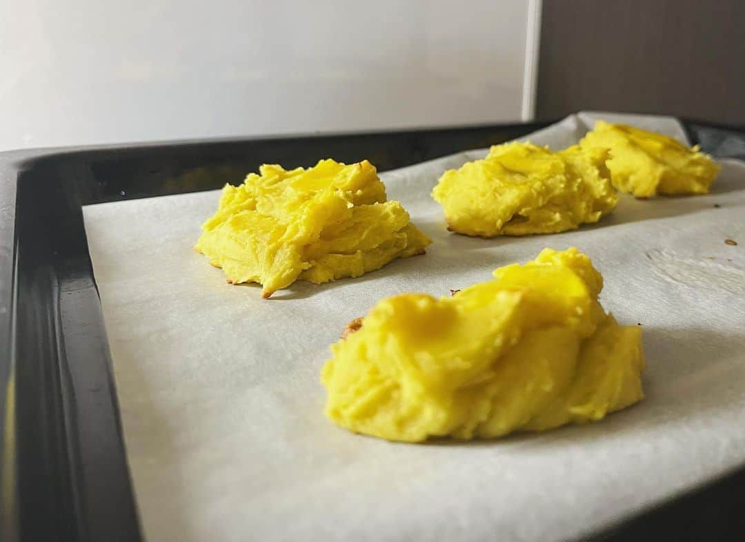瀬戸かほのインスタグラム：「先日、急に食べたくなったのでスイートポテトを作りました 砂糖は好きなだけ入れました こういう手作りお菓子が甘くないパターン、自分のことが許せなくなるので砂糖の量は気にせず入れます  話が変わりますが以前私が作った肉じゃがを甘いと友人から言われショックでした、そんなに砂糖いれた記憶が無かった☺️」