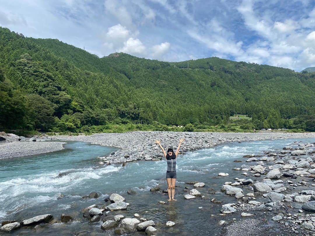 熊谷真実さんのインスタグラム写真 - (熊谷真実Instagram)「童心に帰ったおばさん。  本当に綺麗な川でした。  #童心 #持ち続けてるおばさん」8月1日 8時04分 - mami_kumagai310