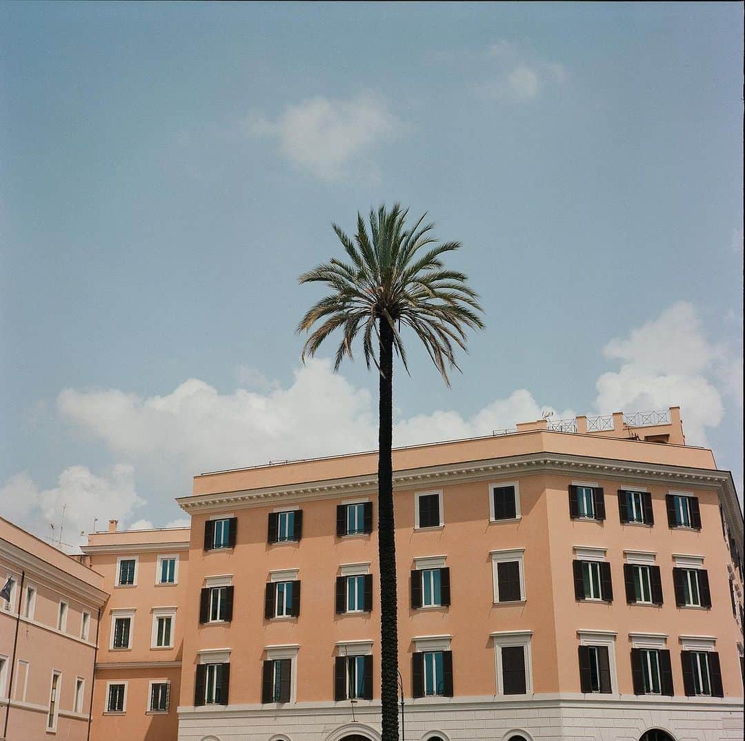 ペ・ジョンナムのインスタグラム：「나랑 나이가같은 1983 rolleiflex 2.8f aurum 으로 찍은 120mm 필름사진 😊📸🎞️🏝️🌴🏡🕌🩵🩶🧡 #rolleiflex28aurum #노보정노필터 #배작가」