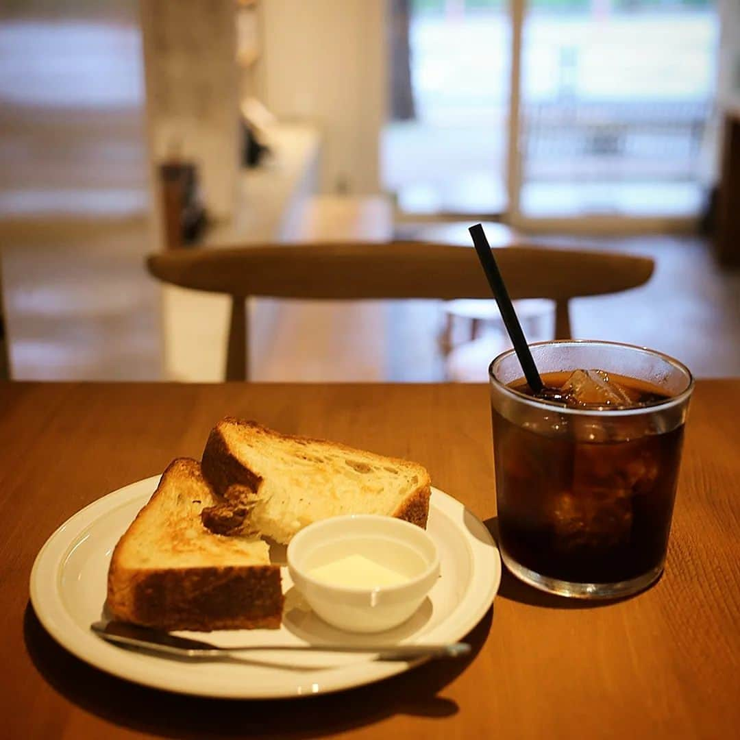 く～のインスタグラム：「おはようございます。 8月の朝、少し雨が降っていた模様。少し涼しくなるかと思いきや高温多湿ー。ムシムシです。  私のスマホ写真やカメラのデータは酒場ばかりになりつつあり、カフェっていつ行った？えーと。  カフェでコーヒだけだと物足りない→デザート食べたいけど糖質が気になってしまう→ならばバランスよく食べられる酒場でちょい呑みの方がいいや…と言うことになってます（笑）カフェでも美味しいワインやビールがあったらそちらを優先しますが。まあ酒場でも食べ過ぎたら大変です。  話がそれてしまったのですが、何気にリピートしているカフェはあります。市ヶ谷のPASSAGE COFFEEです。朝からオープンは有り難いです。職場とは反対方向ですがいい運動になるし、早く出社したときは立ち寄ります。  #カフェ #カフェ巡り #カフェ部 #市ヶ谷カフェ #東京カフェ #コーヒーショップ #コーヒースタンド #コーヒー #モーニングセット #cafe #tokyocafe #coffeeshop #coffee #foodphotography #foodie #coffeelover #igersjp #tokyocameraclub」