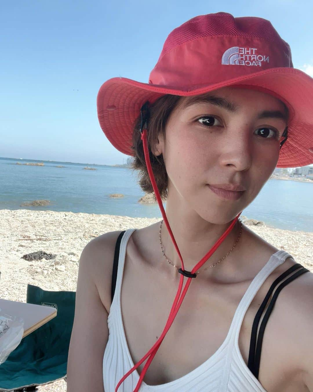 鈴木サチさんのインスタグラム写真 - (鈴木サチInstagram)「. 8月スタート😍😍 . さぁいよいよ夏本番。 . 丸こげになりそうな日が続いていますが😅みなさん体調は崩してないですかー？！ . . 先日ちょっと休みができたので、家族で海へ😆 . ちょっとひなたで子供達と遊んでいたら、丸こげになりました😂 . 久しぶりの日焼け気持ちよかった🥰🥰 . . みなさんも体調崩さないように、夏楽しんでくださいね🤭🤭 . . #ママ #ママモデル #モデル #4児ママ #1歳児ママ #ピラティスインストラクター」8月1日 8時15分 - sachi_suzuki