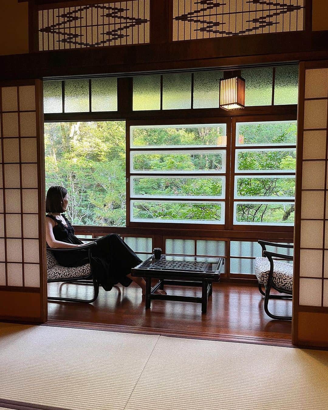 森田麻恵さんのインスタグラム写真 - (森田麻恵Instagram)「温泉へ♨️🍃🌳　　  趣ある和と自然が調和して、なんとも落ち着く心地好いお宿。　　@ochiairo   心ゆくまで温泉とサウナに入って、川のせせらぎを聞きながら〝ととのう“初体験w🫠  これぞ極楽〜。  スキンケアは、 ヒト幹細胞配合のolukanMo一つ。　@olukanmo_organic  何度も温泉に入るから、オールインワンゲルがちょうどよかったです！  #夏休み #温泉　#温泉旅行  #onsen  #trip」8月1日 8時25分 - morita_mae