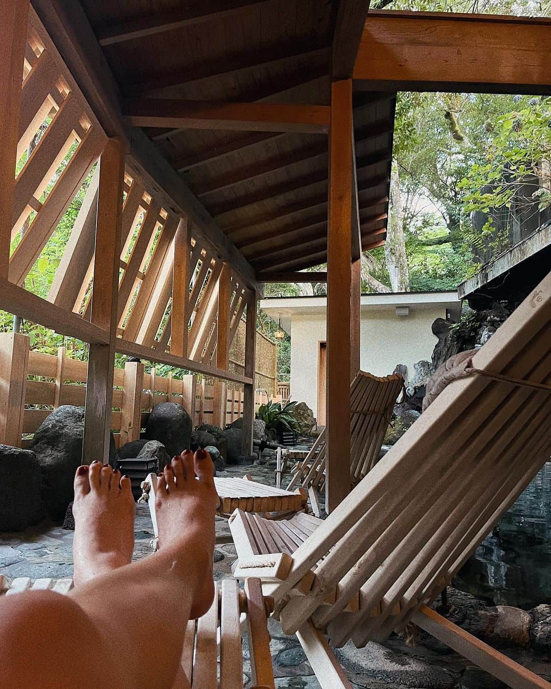 森田麻恵さんのインスタグラム写真 - (森田麻恵Instagram)「温泉へ♨️🍃🌳　　  趣ある和と自然が調和して、なんとも落ち着く心地好いお宿。　　@ochiairo   心ゆくまで温泉とサウナに入って、川のせせらぎを聞きながら〝ととのう“初体験w🫠  これぞ極楽〜。  スキンケアは、 ヒト幹細胞配合のolukanMo一つ。　@olukanmo_organic  何度も温泉に入るから、オールインワンゲルがちょうどよかったです！  #夏休み #温泉　#温泉旅行  #onsen  #trip」8月1日 8時25分 - morita_mae