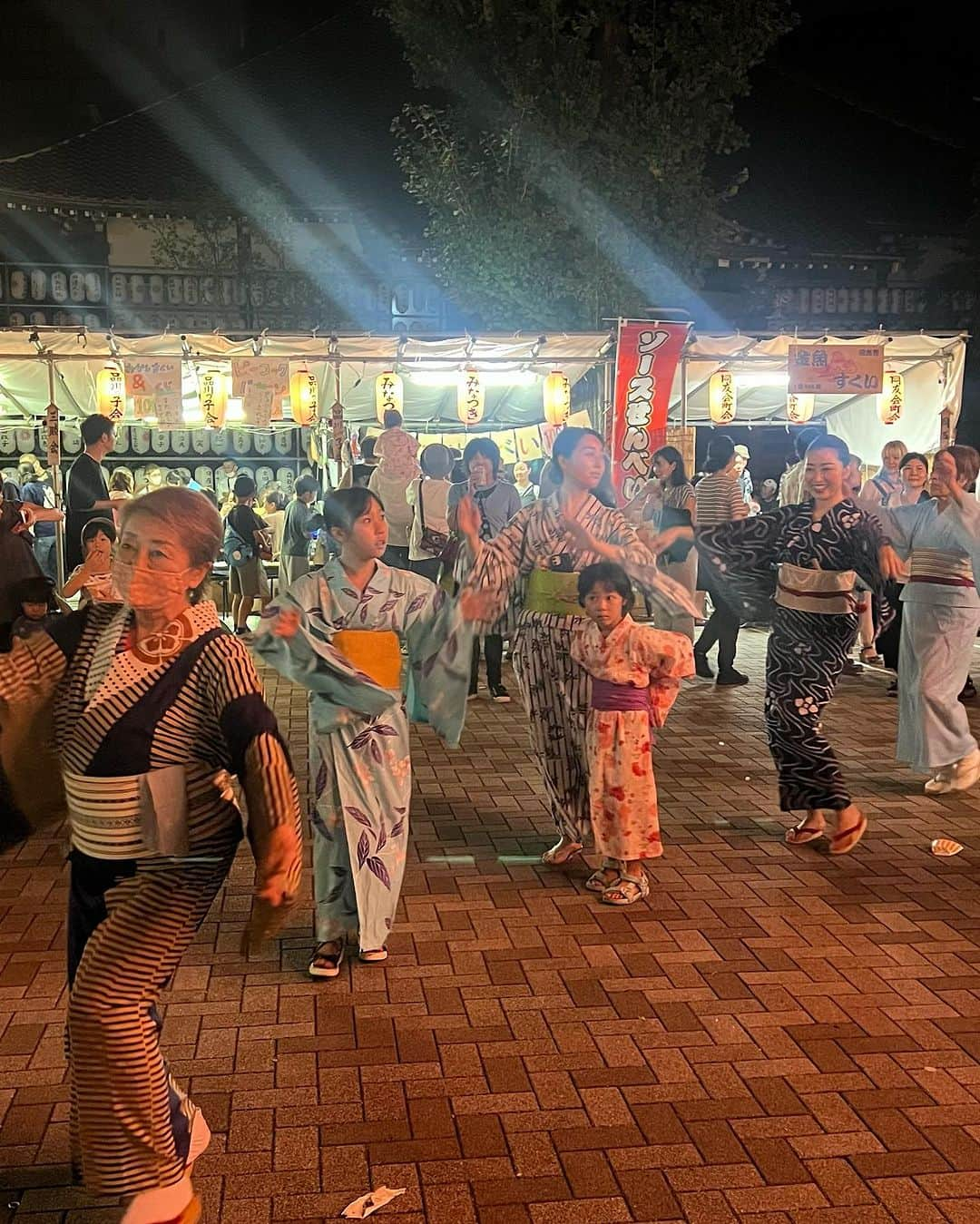 中里亜美さんのインスタグラム写真 - (中里亜美Instagram)「盆踊りはガチで踊りたい人です🪭💃🏼🔥祭り大好き！ ディスコもいいけど日本の文化最高〜♥️🇯🇵 今年もたくさん浴衣を着よう😊  #品川 #地元 #盆踊り #祭り #浴衣 #同級生 #日本文化 #母娘 #japan #bondance #japaneseculture」8月1日 8時24分 - __ami__go__