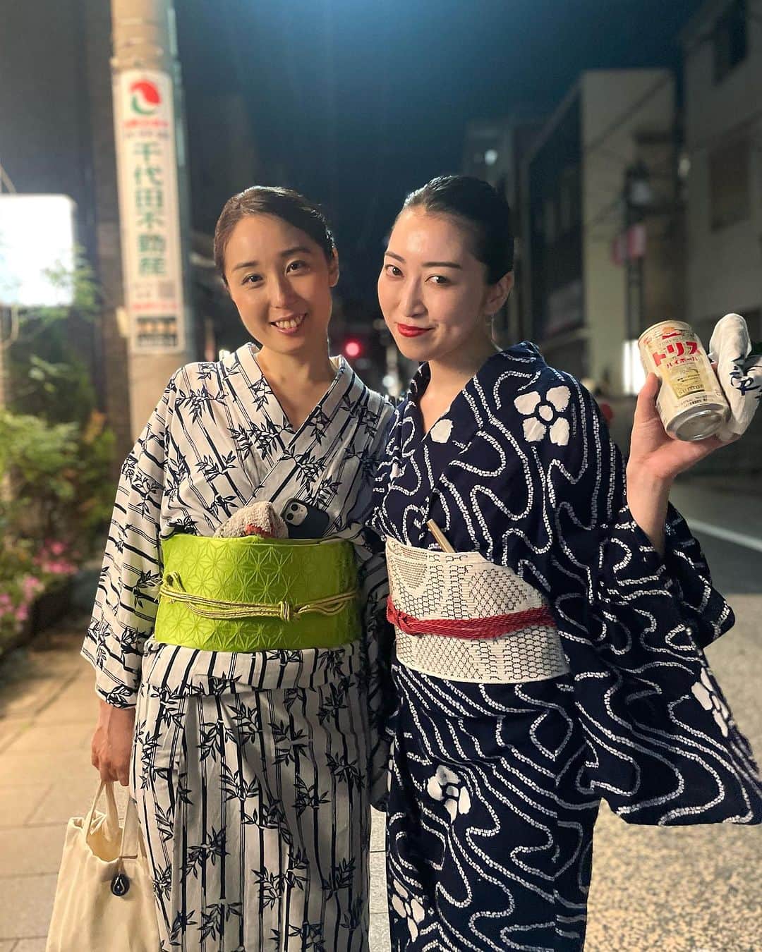 中里亜美のインスタグラム：「盆踊りはガチで踊りたい人です🪭💃🏼🔥祭り大好き！ ディスコもいいけど日本の文化最高〜♥️🇯🇵 今年もたくさん浴衣を着よう😊  #品川 #地元 #盆踊り #祭り #浴衣 #同級生 #日本文化 #母娘 #japan #bondance #japaneseculture」
