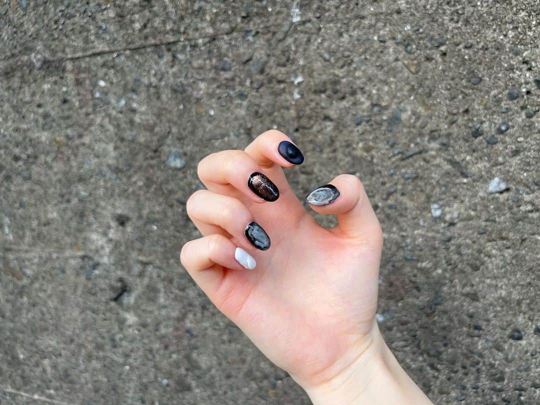 東海林クレア（くれたん）のインスタグラム：「いっつも天才的ネイルしてくれる、、今回は石がテーマなの〜。色合い的には秋冬なのに、夏にとっても似合う不思議なネイル💅🏻は〜かわいい。ありがとうございます🎀💓」