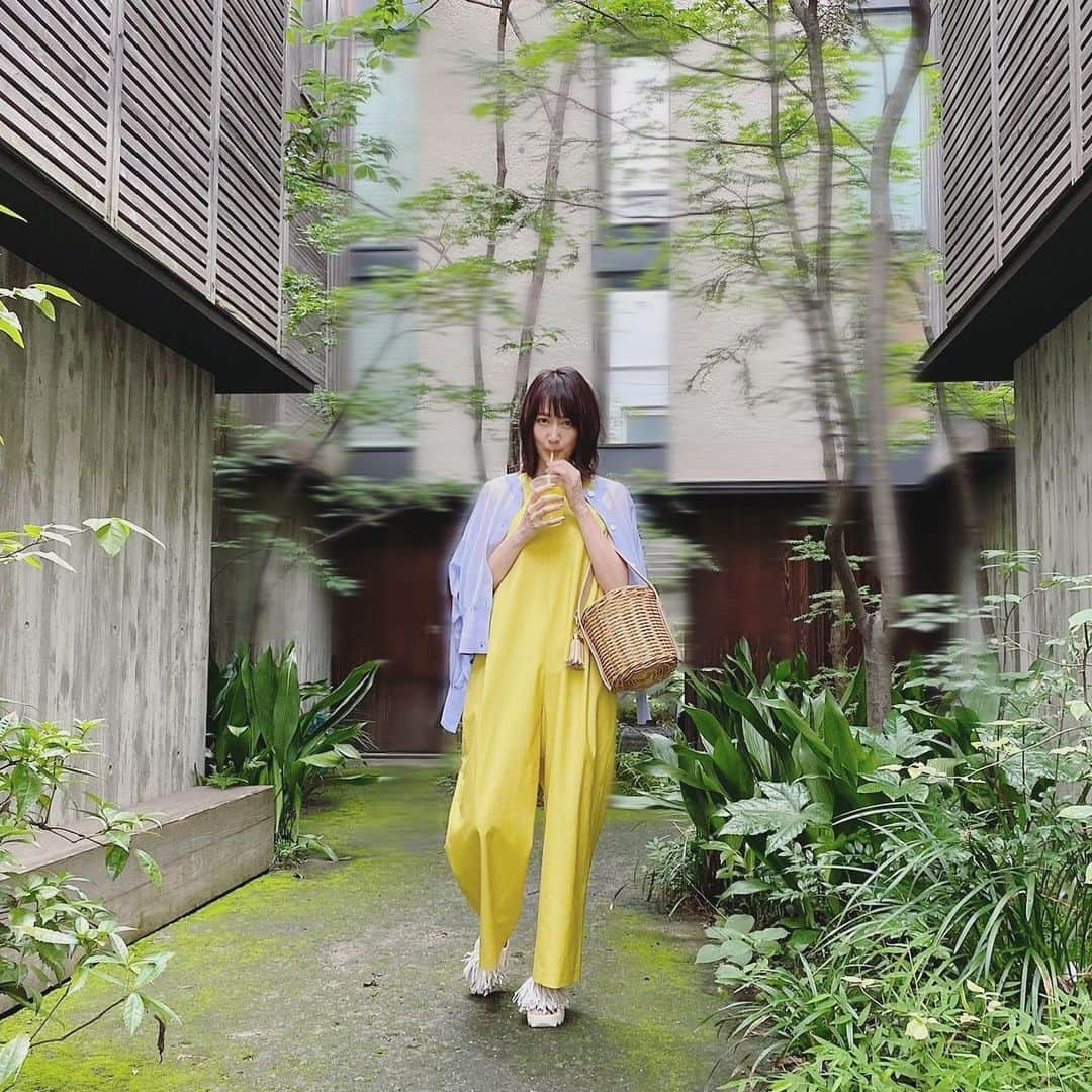 森口瑤子のインスタグラム：「. . 8月！！☀️ ビタミンカラーコーデが 多くなりますねえ。 . #8月 #しし座」