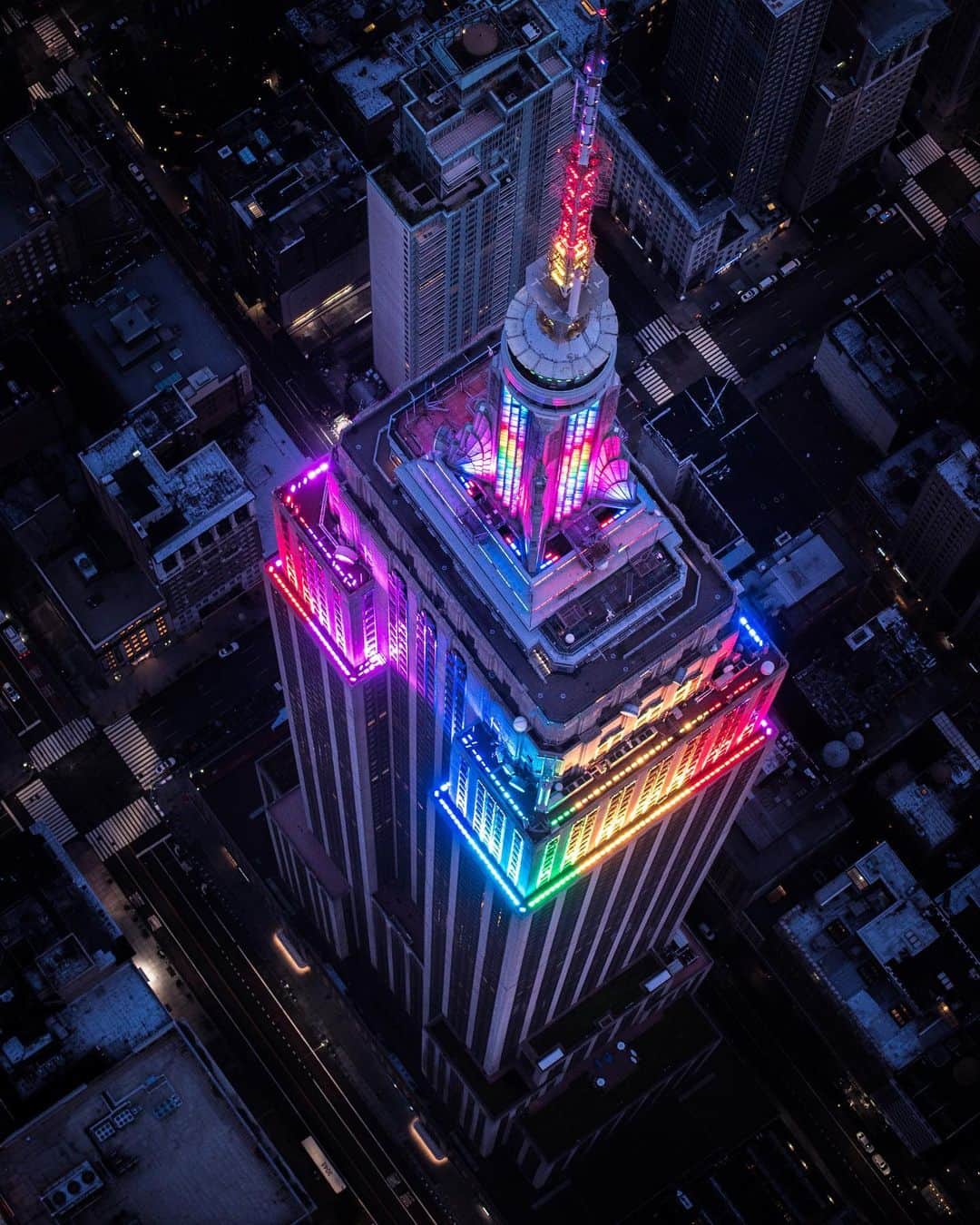 Empire State Buildingのインスタグラム：「Your camera roll 🤝 $5K – READ CAPTION 👇 ⠀⠀⠀⠀⠀⠀⠀⠀⠀  Win a cash prize between $500-$5000 just for a photo (or video!) of me or my views… ⠀⠀⠀⠀⠀⠀⠀⠀⠀  My 2023 photo contest is officially open! Enter your best pic (or video) before September 22 for your chance to win a cash prize between $500-$5000. ⠀⠀⠀⠀⠀⠀⠀⠀⠀  With 13 chances to win, you’ve got nothing to lose. Enter now in one of the 11 categories ⬇️ ⠀⠀⠀⠀⠀⠀⠀⠀⠀  ⭐️ General Entry 📲 Smart Phone Shot 👶 Beginner 💻 Photoshop/Edit 🌅 Sunrise & Sunset 👨‍👩‍👧‍👦 Visitors with the Views 🏙 Observatory Views ✈️ ESB x Citywide Shot 🌃 Nighttime 🎥 Video 🧒 Youth ⠀⠀⠀⠀⠀⠀⠀⠀  Open to 13 or older where required non-CA residents of the USA only.   Enter at the link in my bio」